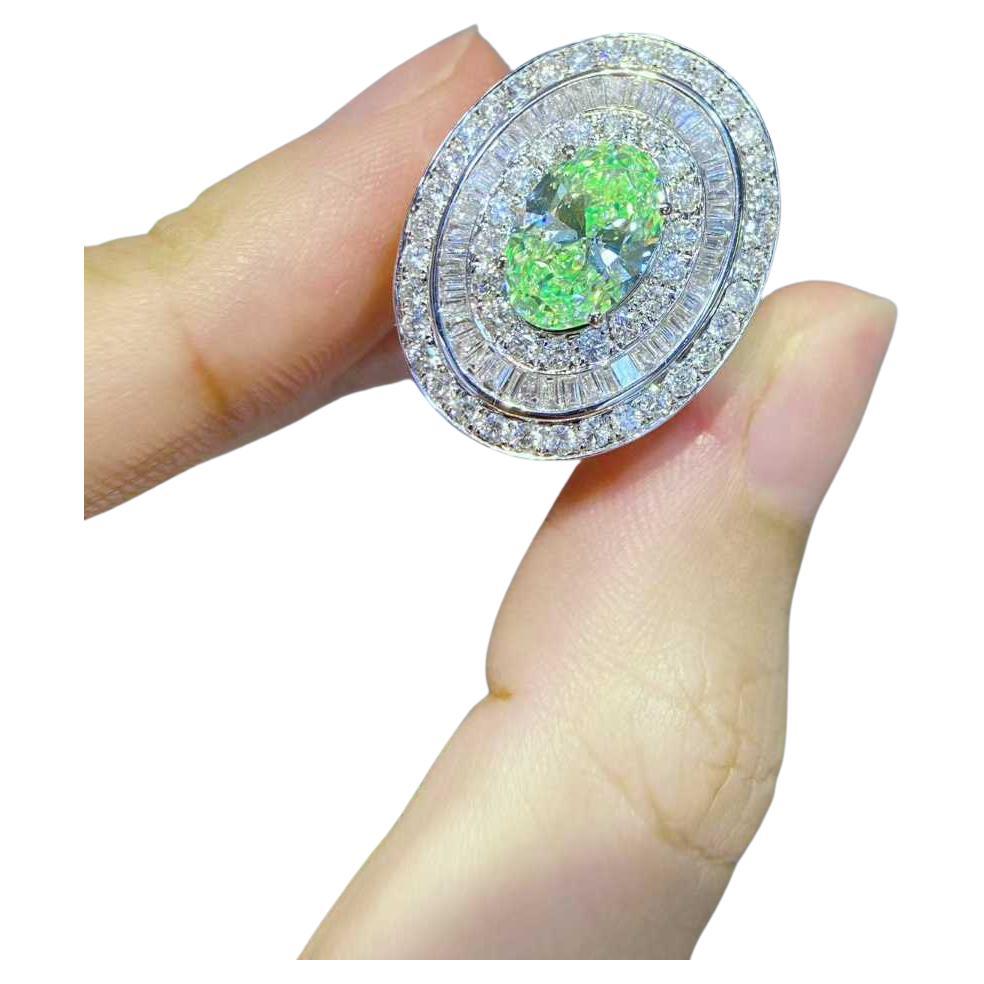 Bague de fiançailles avec diamant vert ovale de 2,00ct et triple halo de 1,50ct en Greene 
Greene 18K en vente