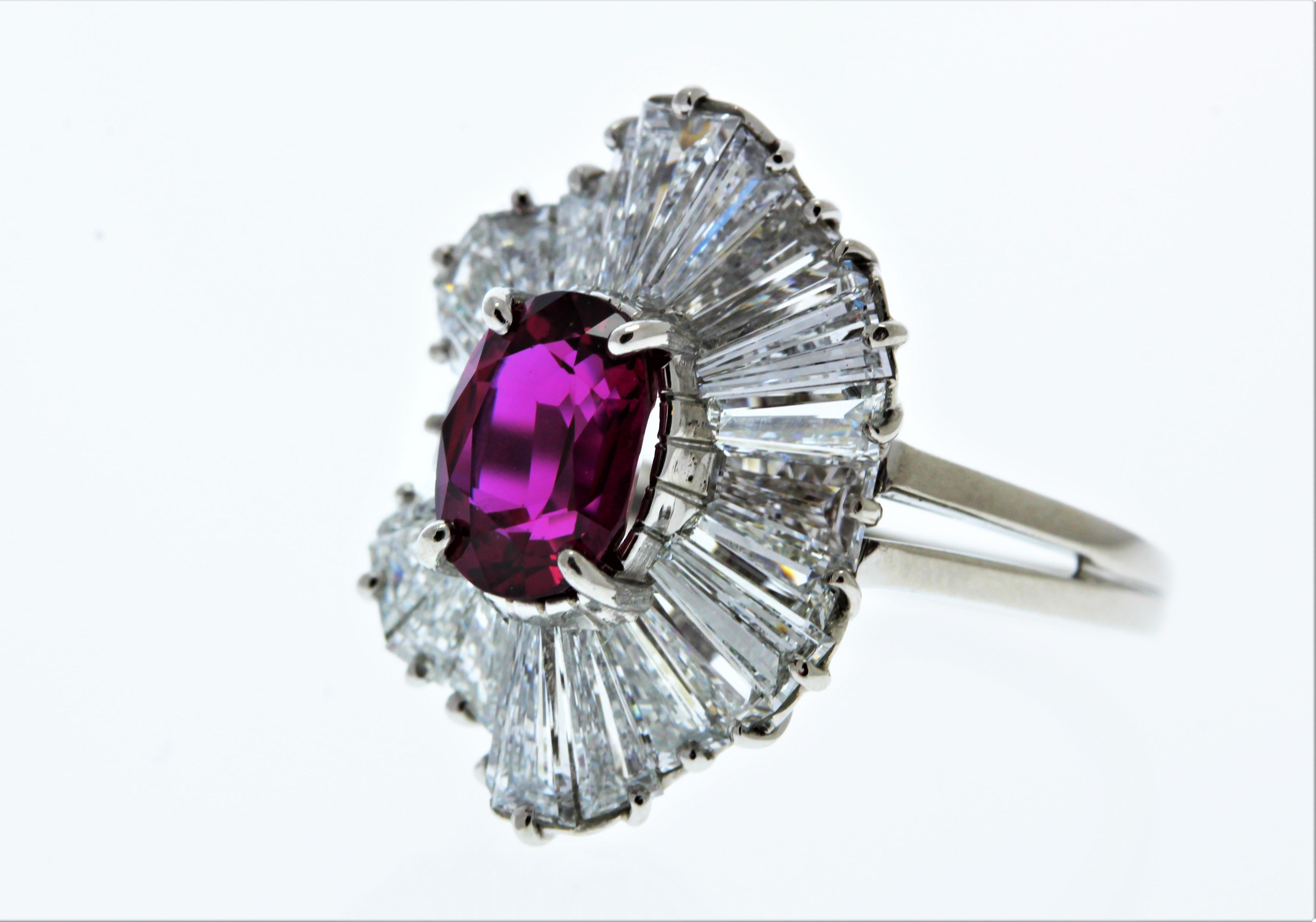 Il s'agit d'un saphir rose vif de 2,00 carats, de qualité gemme, de taille ovale. Sa source de gemme est le Sri Lanka. Sa transparence et son éclat sont excellents. Il est orné d'un halo de diamants taillés mixtes qui totalisent 0,99 carats. Créé en