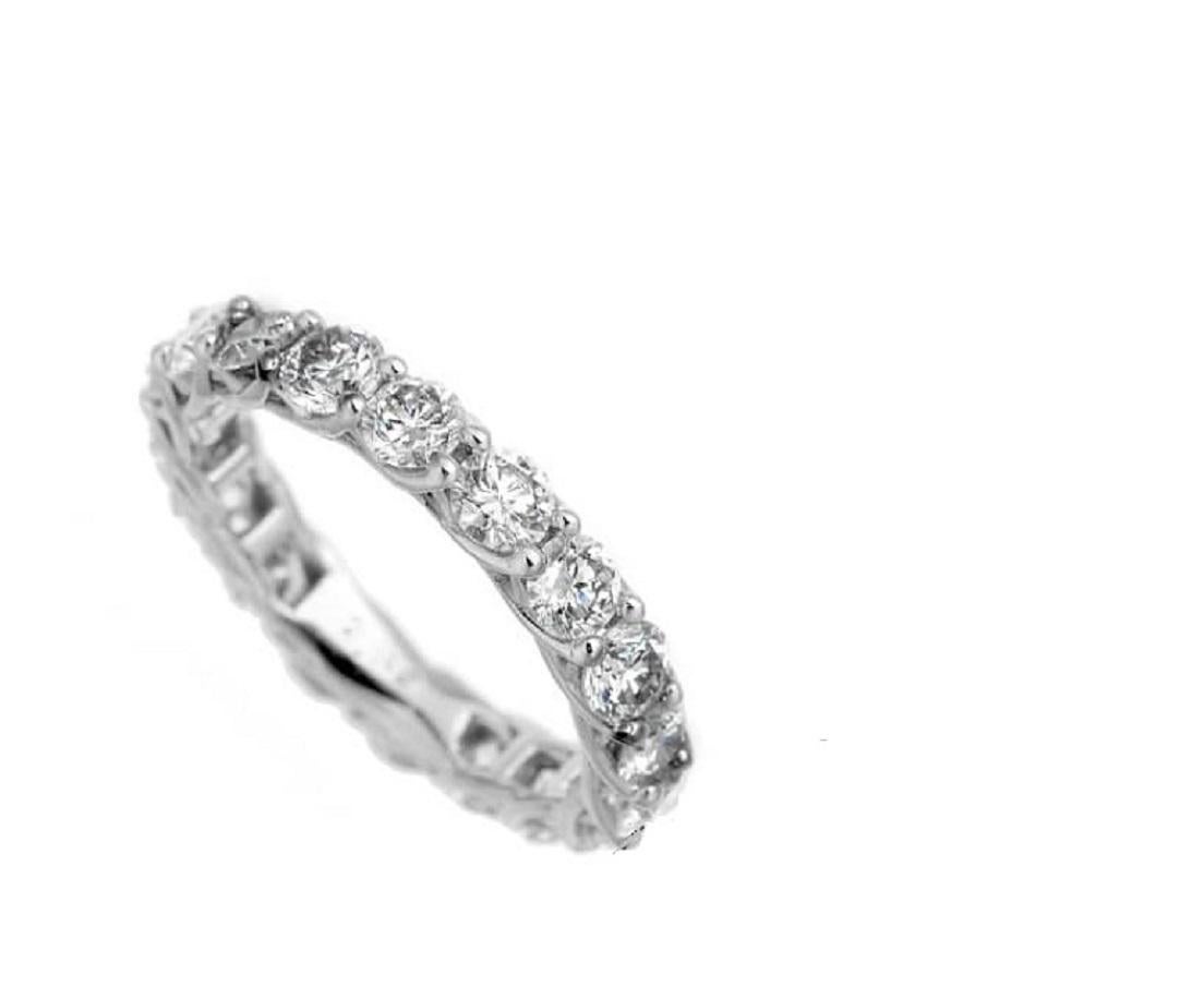 Illuminez votre main avec notre exquise bague à diamant de 2,00ct pour l'éternité. Réalisée en platine 900 luxueux, cette magnifique bague présente un anneau continu orné de diamants de haute qualité, totalisant 2,00 carats. Les diamants, d'une