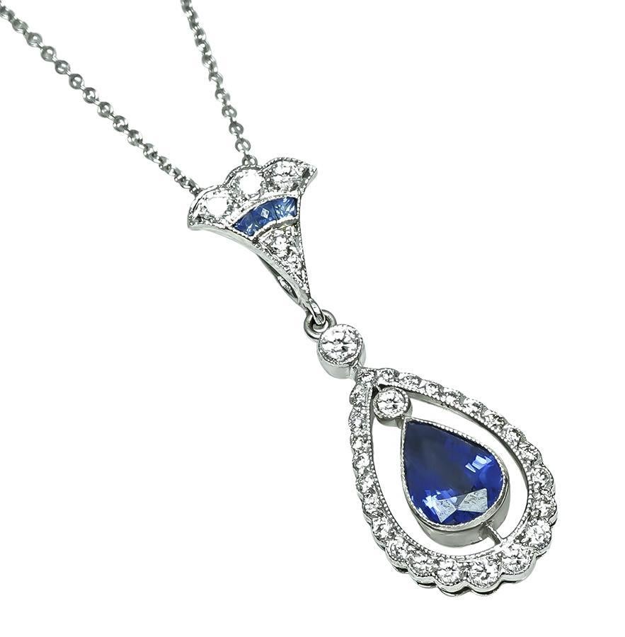 Questa è una favolosa collana con ciondolo in oro bianco 18 carati. Il ciondolo è incastonato con un delizioso zaffiro a forma di pera che pesa circa 2.00ct. Lo zaffiro è accentuato da scintillanti diamanti a taglio rotondo che pesano circa 0.50