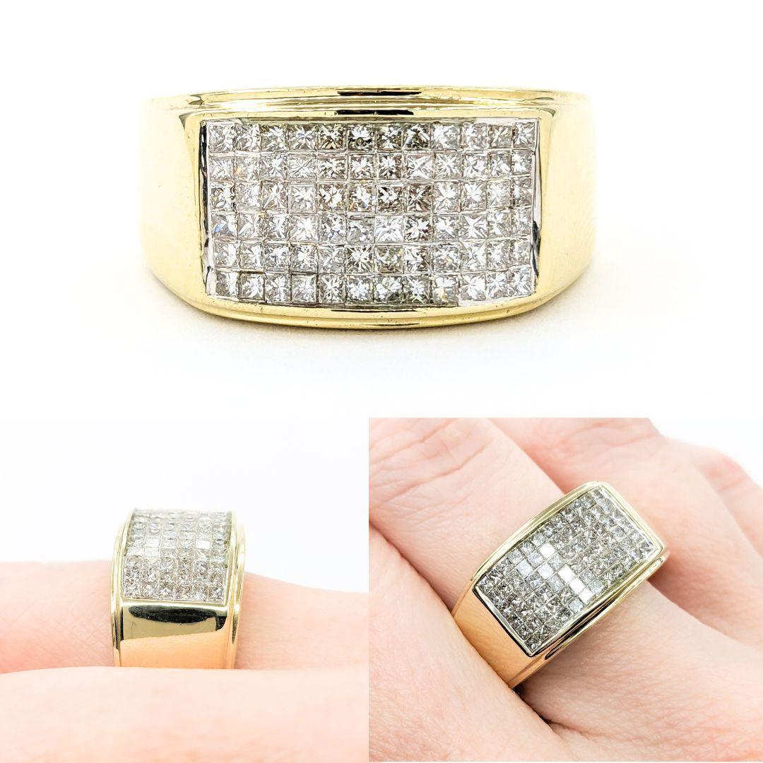 2.00 Karat unsichtbar gefasster Diamantring aus Gelbgold

Dieser auffällige Diamantring aus 14-karätigem Gelbgold ist für alle gedacht, die einen kühnen und raffinierten Stil schätzen. Dieses beeindruckende Schmuckstück besteht aus 2,00 ct