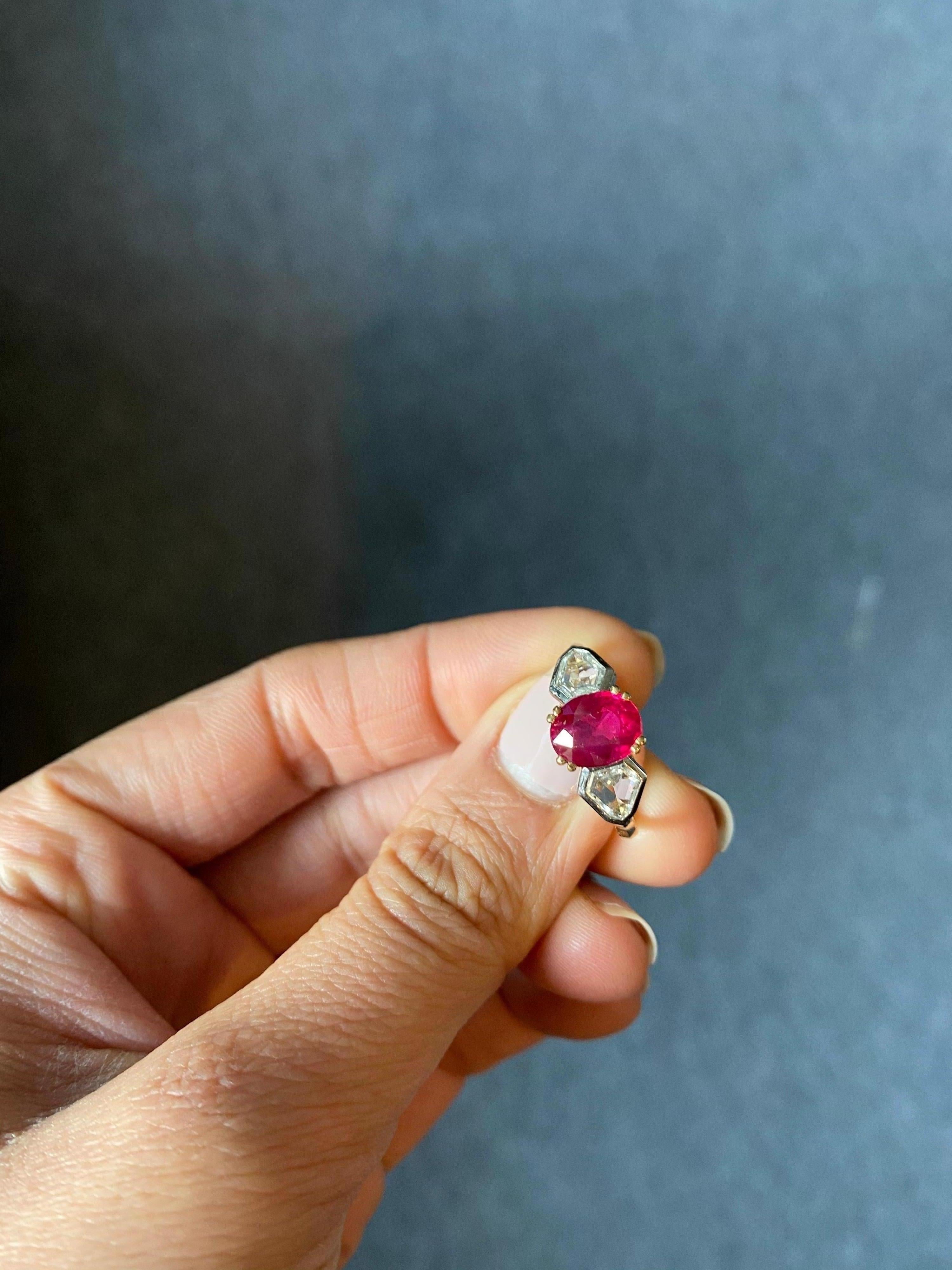 Taille ovale Bague de fiançailles à trois pierres en rubis de Birmanie de 2,01 carats et diamants en vente