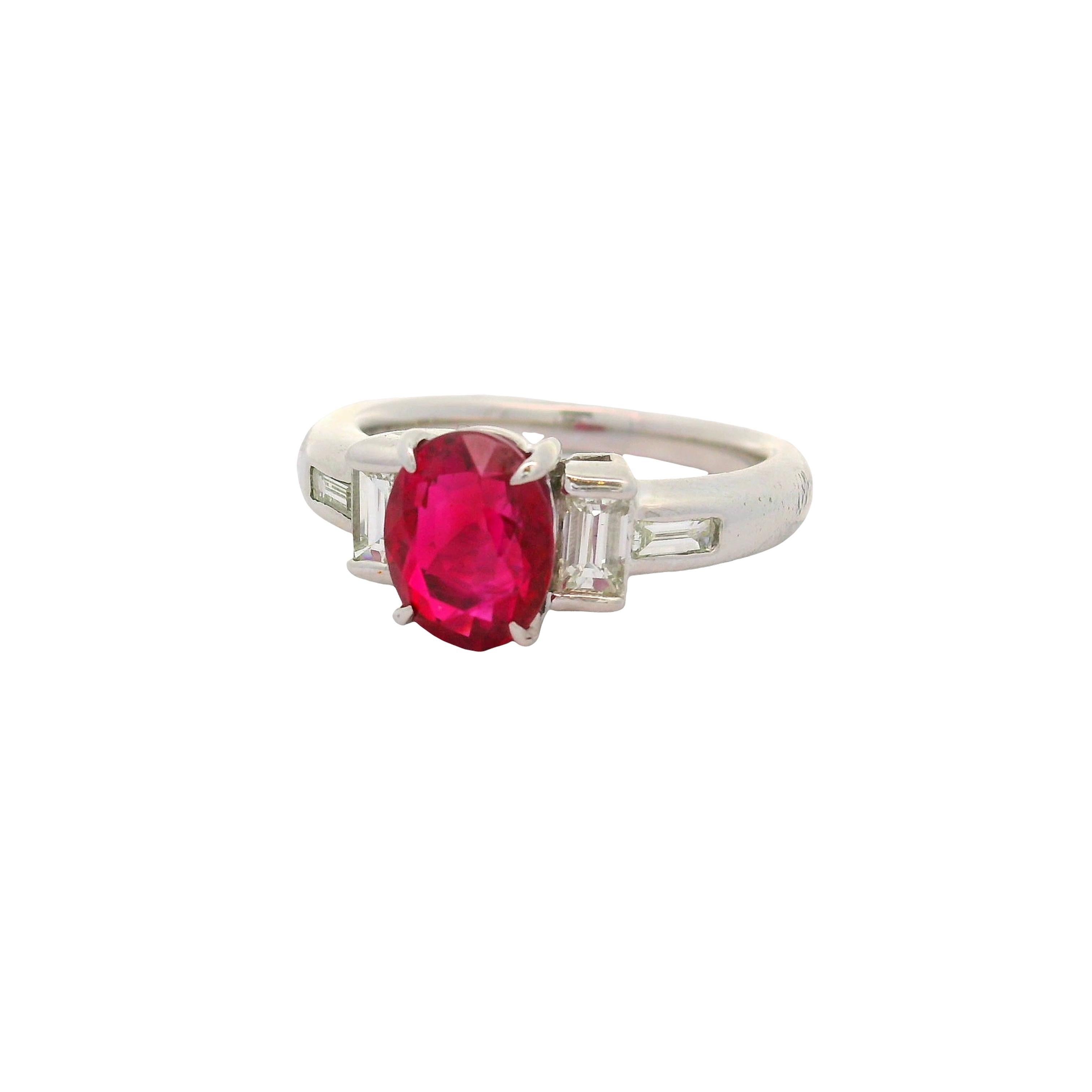 2,01 Karat birmanischer Rubin-Diamant-Platin-Dreisteinring, GIA zertifiziert (Zeitgenössisch) im Angebot