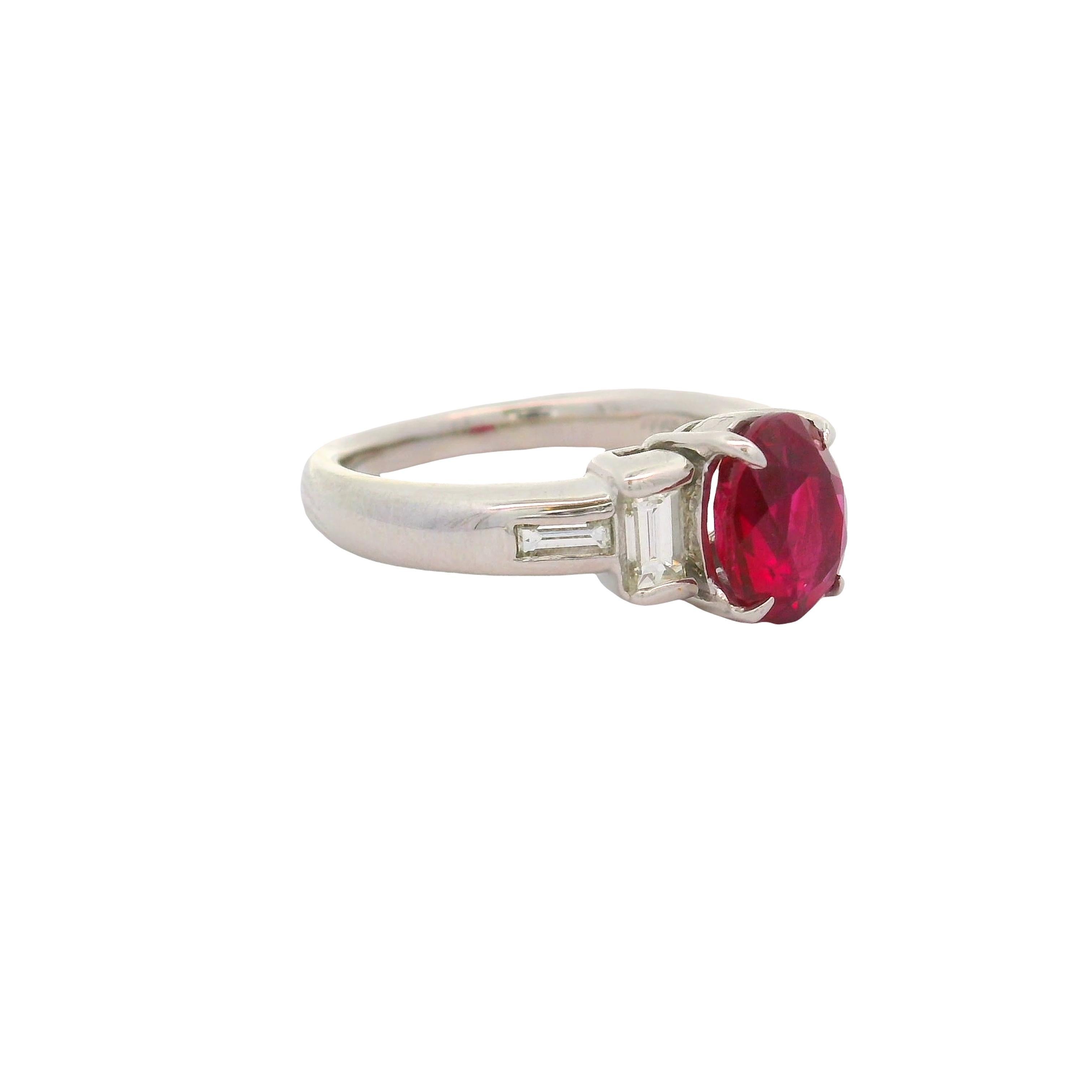2,01 Karat birmanischer Rubin-Diamant-Platin-Dreisteinring, GIA zertifiziert (Ovalschliff) im Angebot