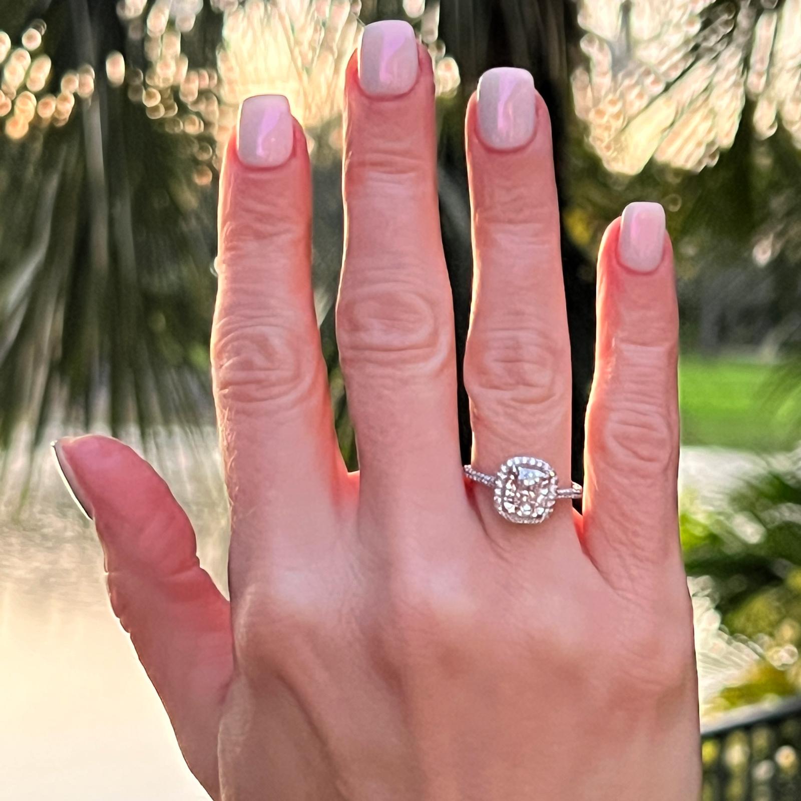 Superbe bague de fiançailles en platine avec halo de diamants en forme de coussins. Le coussin de 2,01 carats est certifié par la GIA, couleur F et pureté SI1. Le diamant est serti dans une monture halo en platine comprenant 81 diamants ronds de