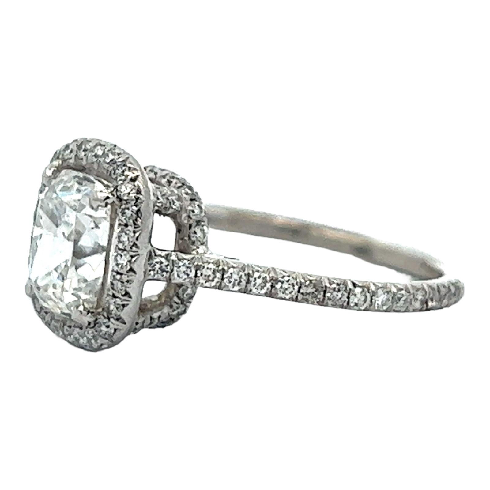 Verlobungsring Gia F/SI1 Modern, 2,01 Karat Diamant im Kissenschliff Platin mit Halo Damen im Angebot