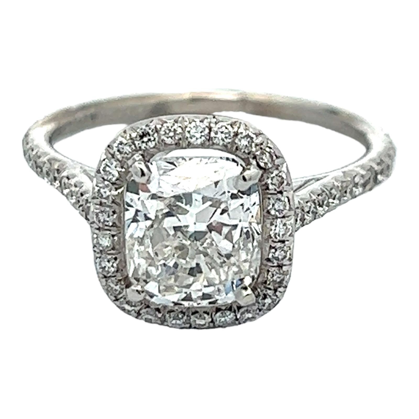 Bague de fiançailles moderne Gia F/SI1 en platine avec halo de diamants coussin de 2,01 carats Pour femmes en vente