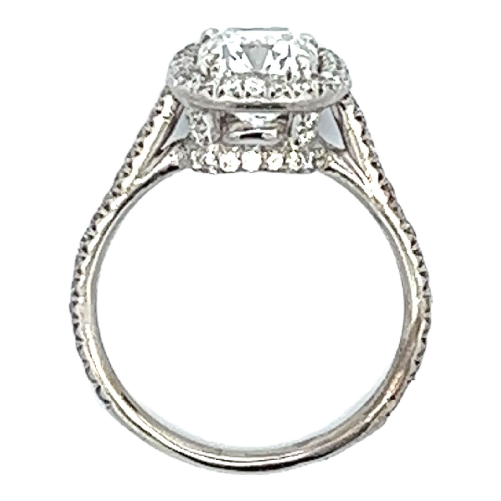 Bague de fiançailles moderne Gia F/SI1 en platine avec halo de diamants coussin de 2,01 carats en vente 1