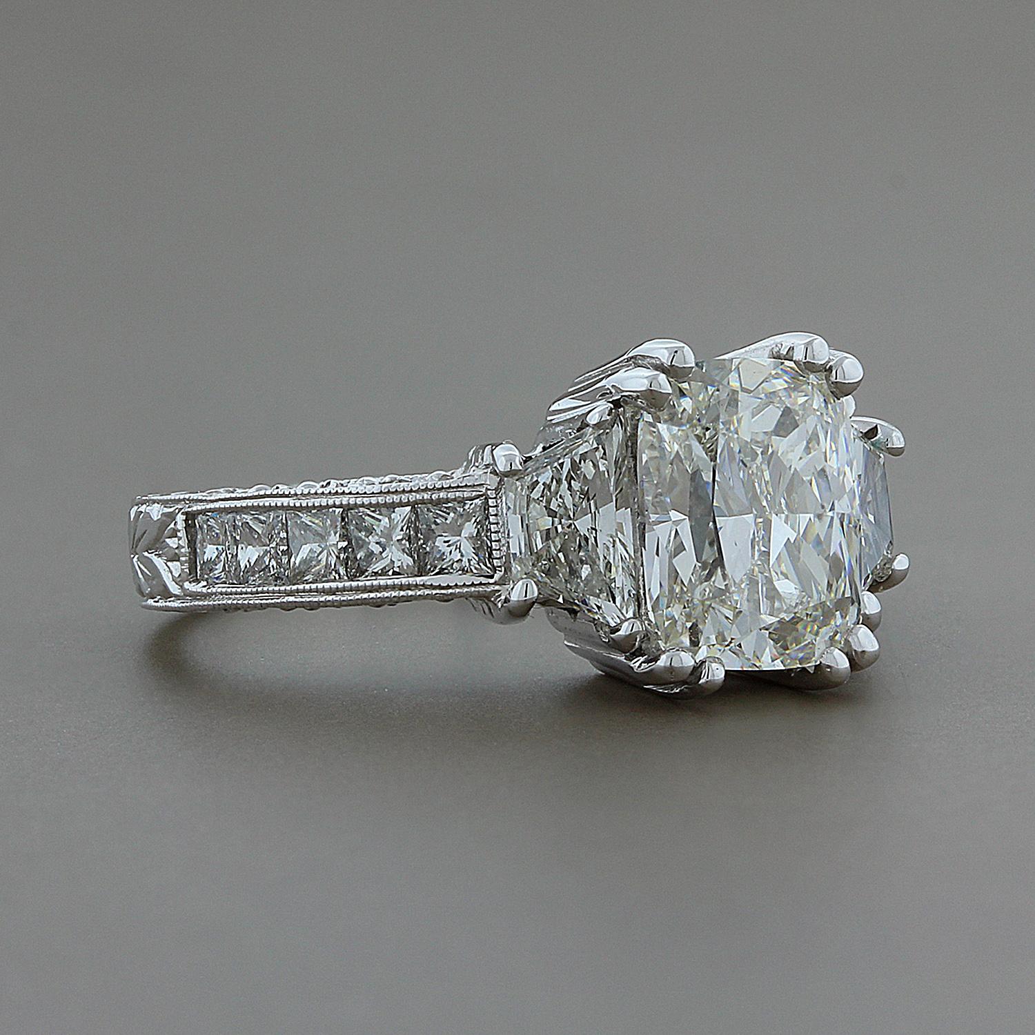 Ce diamant taille coussin de 2,01 carats, serti de façon unique, est certifié EGL avec une couleur G et une pureté VVS2.  Ce diamant spectaculaire ne présente aucune fluorescence.  Il est serti en or blanc 14 carats de deux diamants latéraux de