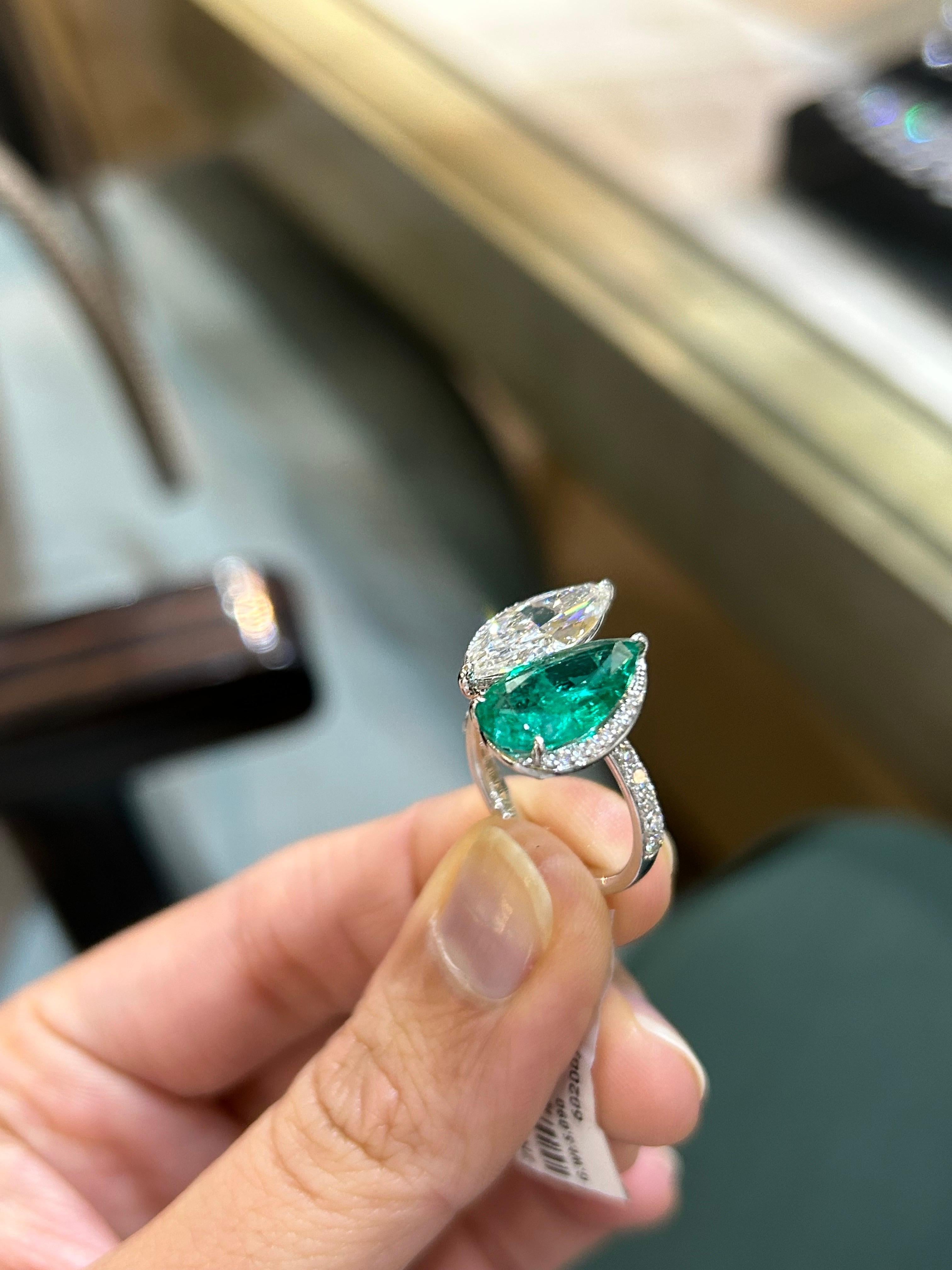 Women's or Men's 2.01 Carat Diamond Marquise and Emerald Pear Shape Cocktail Ring For Sale