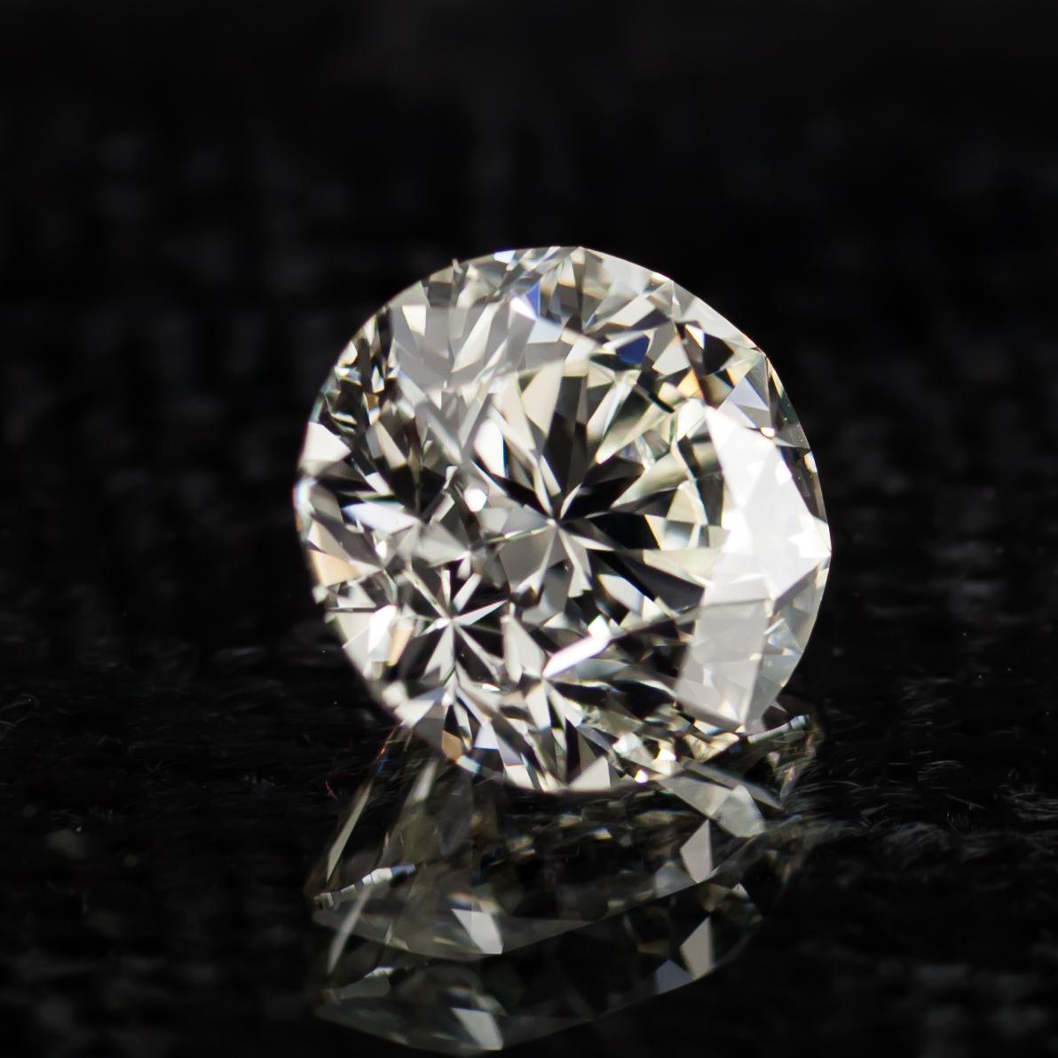 Informations générales sur le diamant
Taille du diamant : Brilliante ronde
Dimensions : 7.91  x  7.84  -  5.15 mm

Résultats de la classification des diamants
Poids en carats : 2,01
Classe de couleur : K
Grade de clarté : VS1

Informations