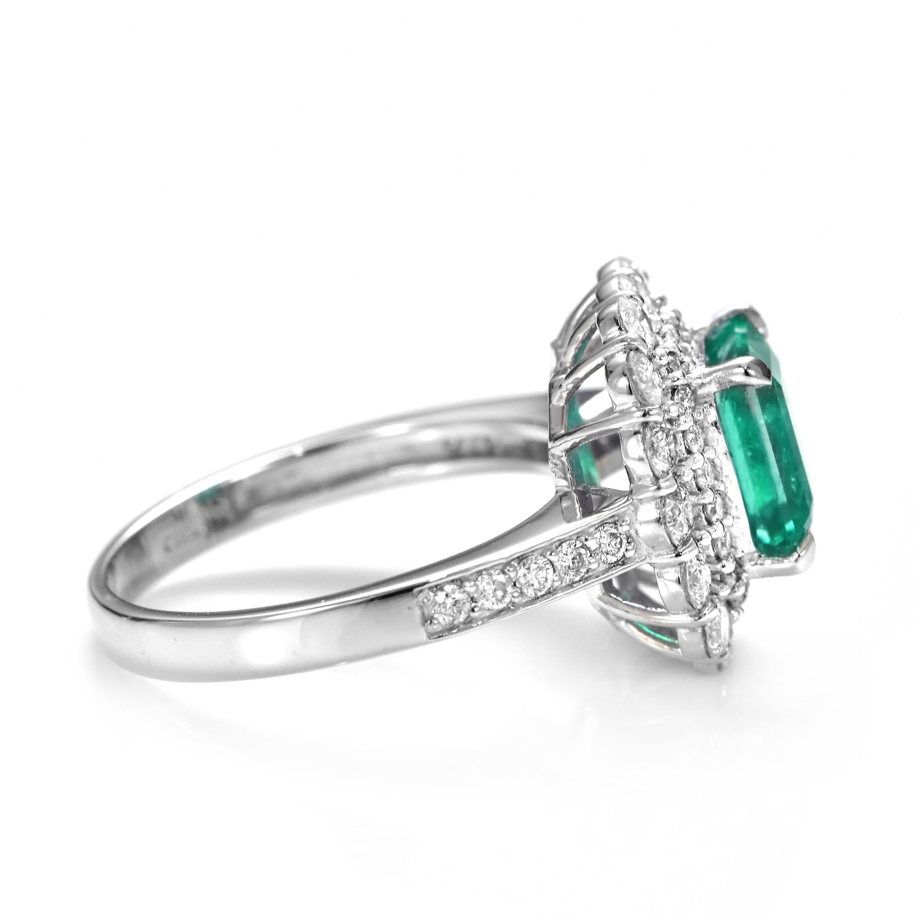 Esmeralda verde viva natural de 2,01 quilates y anillo de cóctel de diamantes en platino en venta 4