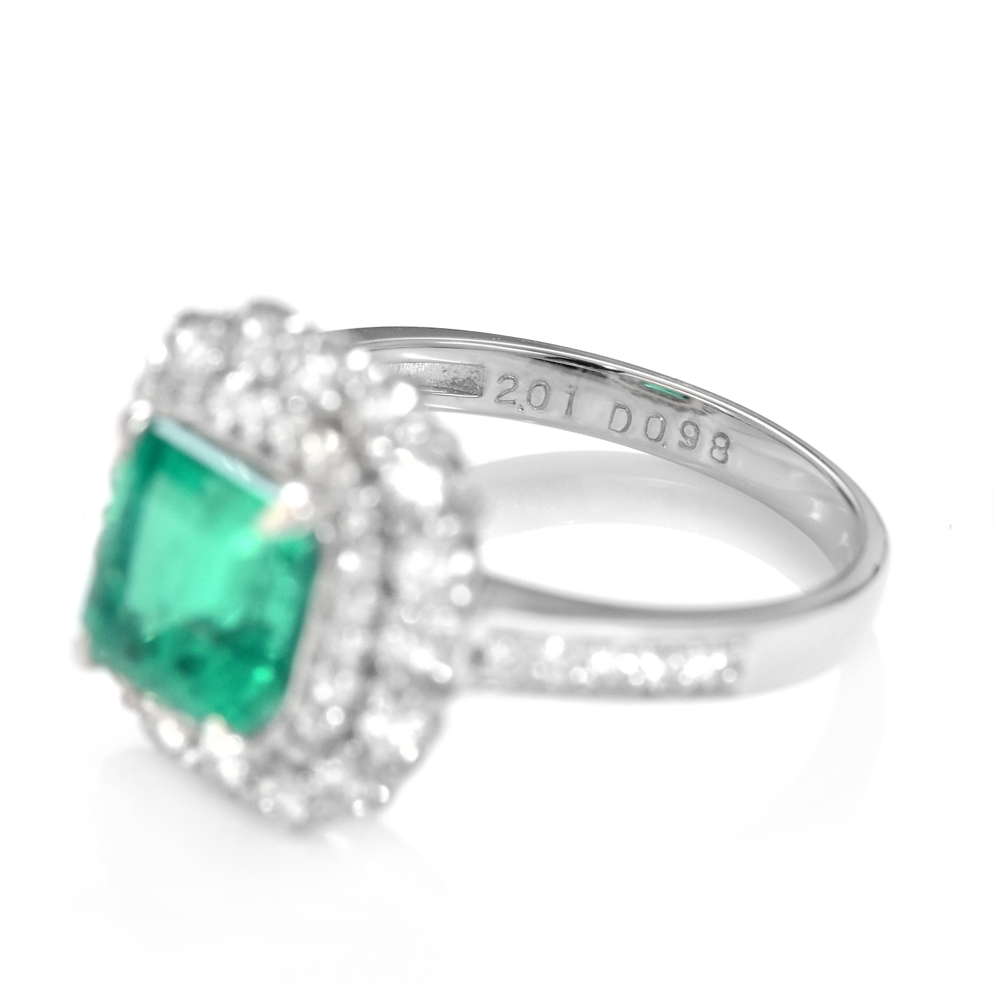 Esmeralda verde viva natural de 2,01 quilates y anillo de cóctel de diamantes en platino en venta 5