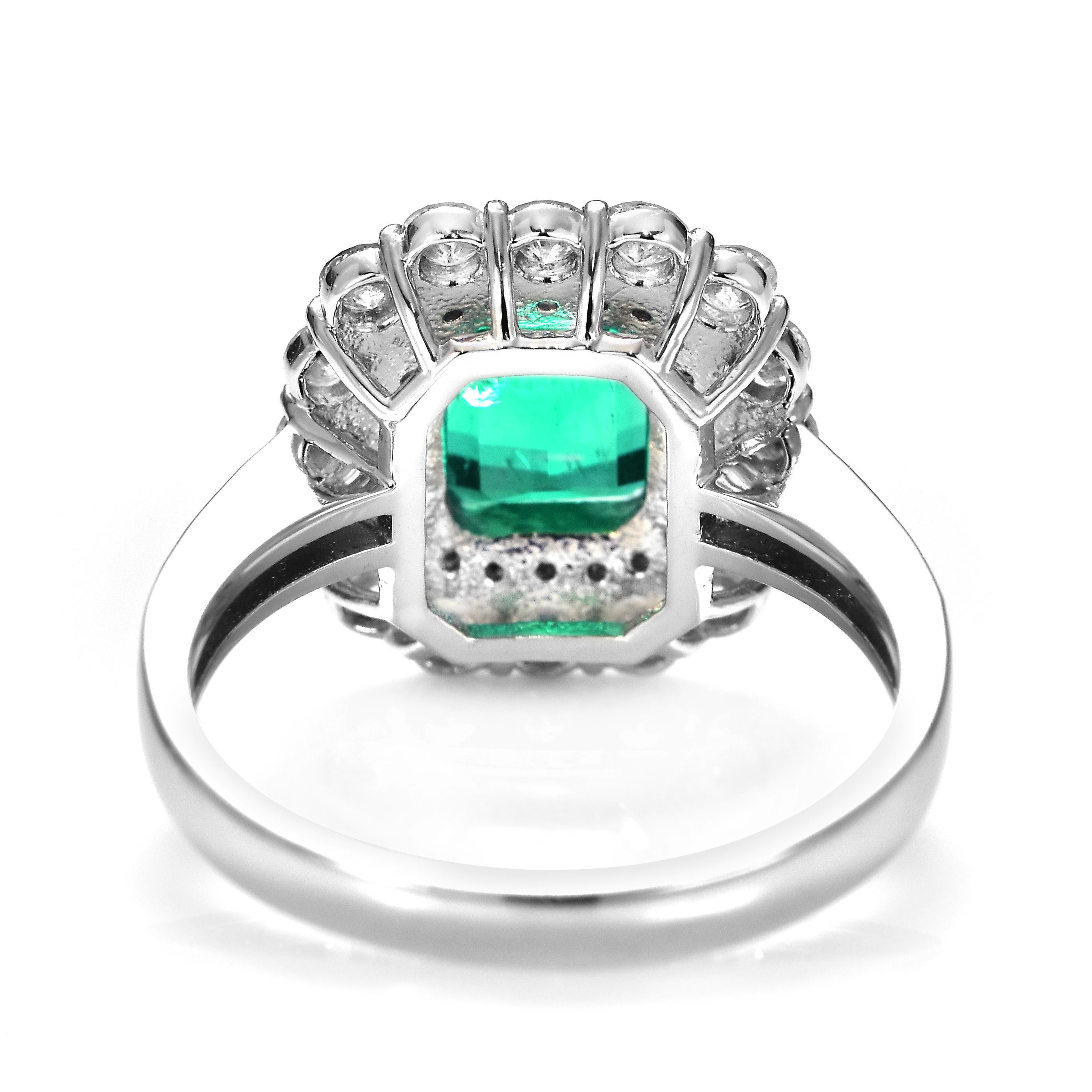Esmeralda verde viva natural de 2,01 quilates y anillo de cóctel de diamantes en platino en venta 6
