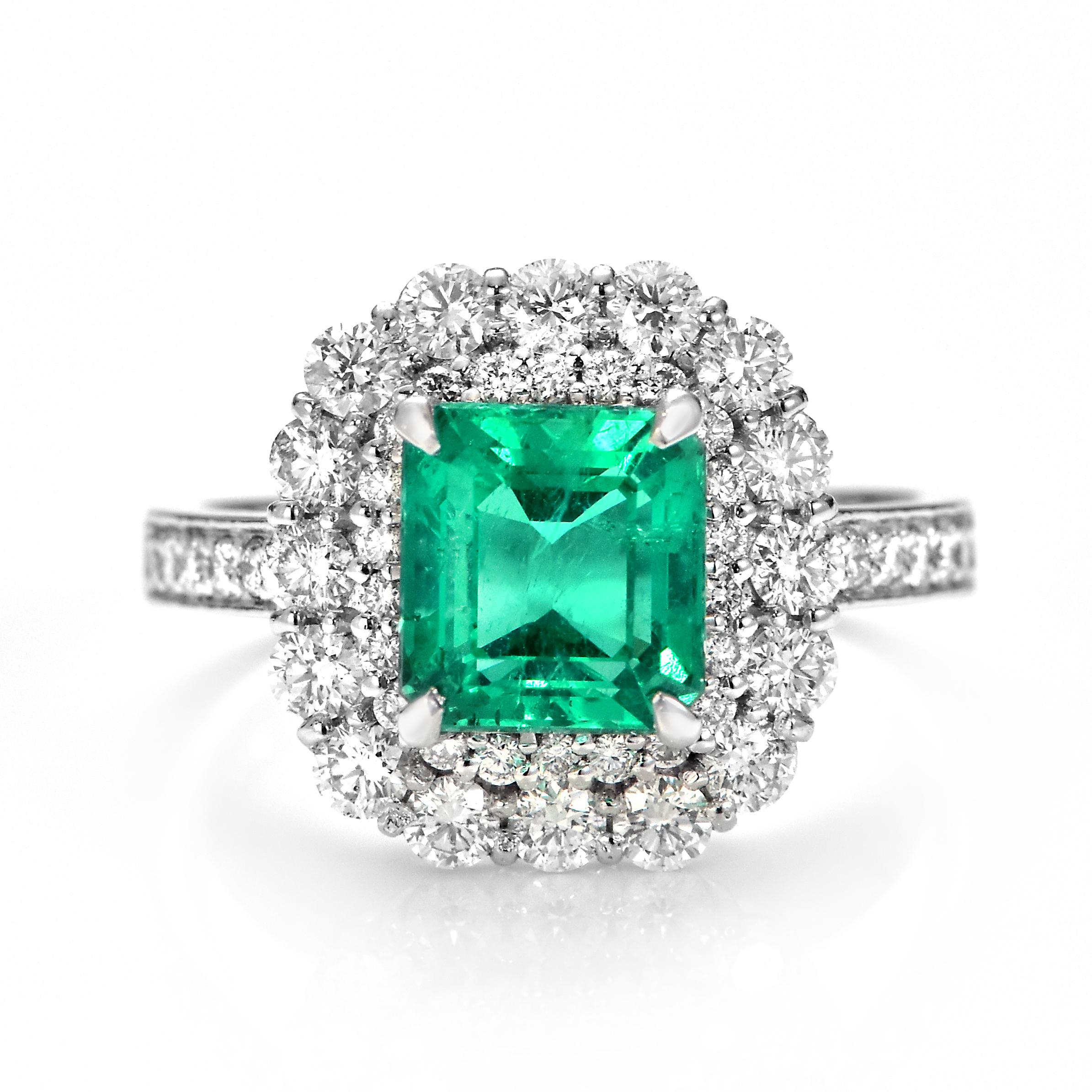 Impresionante anillo con una Esmeralda Colombiana Natural de 2,01 quilates certificada por el AIGS y 0,98 quilates de Acentos de Diamante engastados en Platino. El verde de la esmeralda se admira desde hace miles de años. Las esmeraldas siempre se