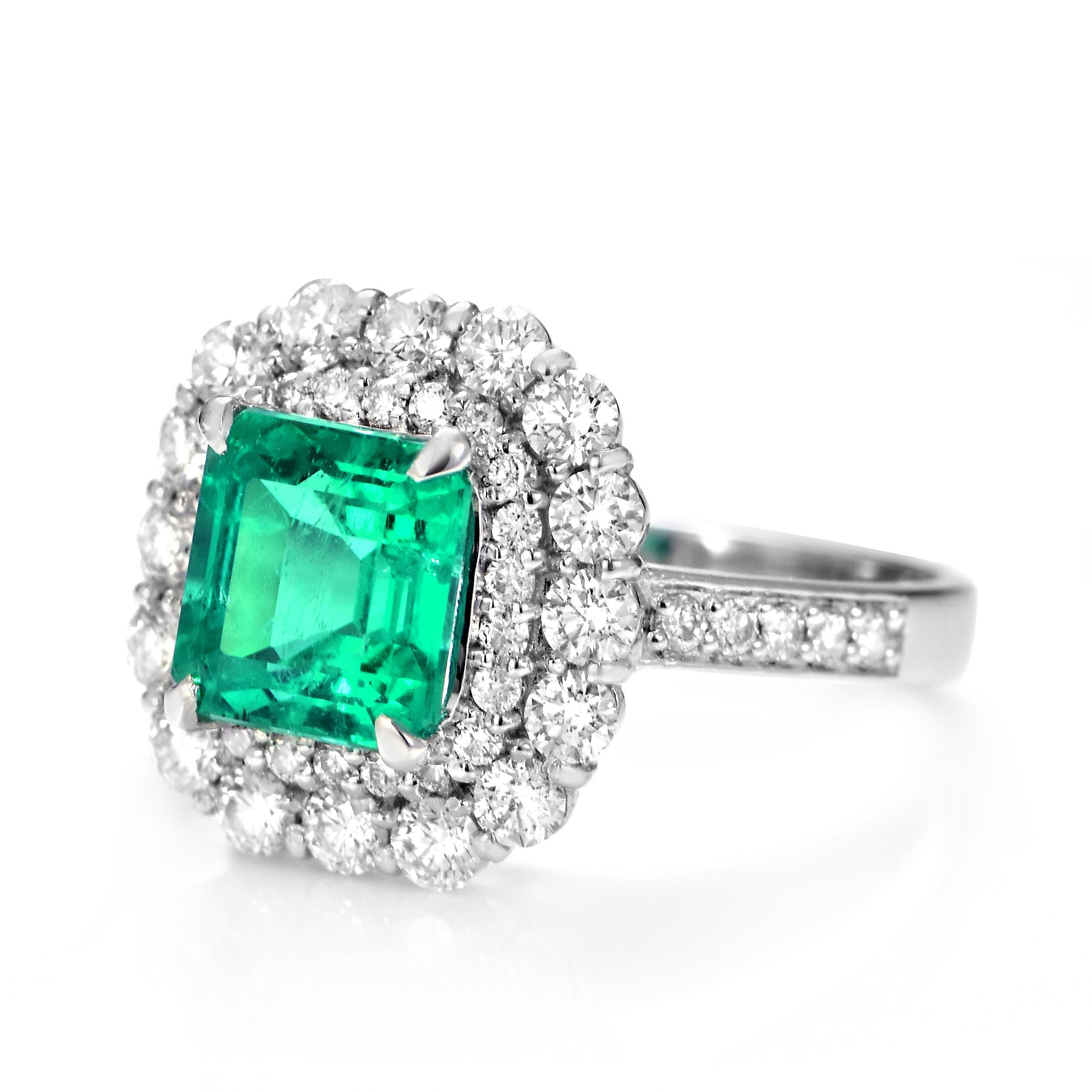 Esmeralda verde viva natural de 2,01 quilates y anillo de cóctel de diamantes en platino Moderno en venta