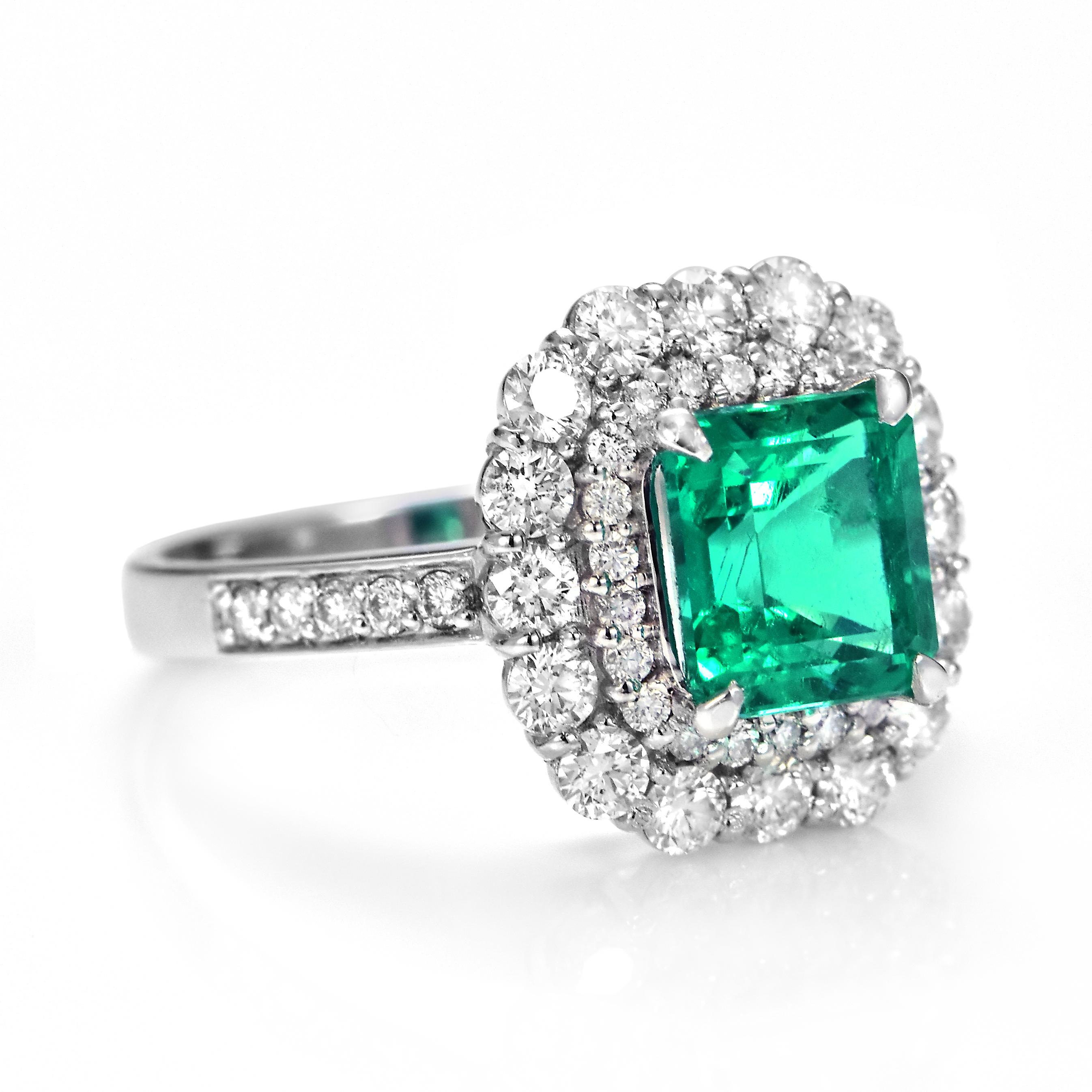 Esmeralda verde viva natural de 2,01 quilates y anillo de cóctel de diamantes en platino Corte esmeralda en venta