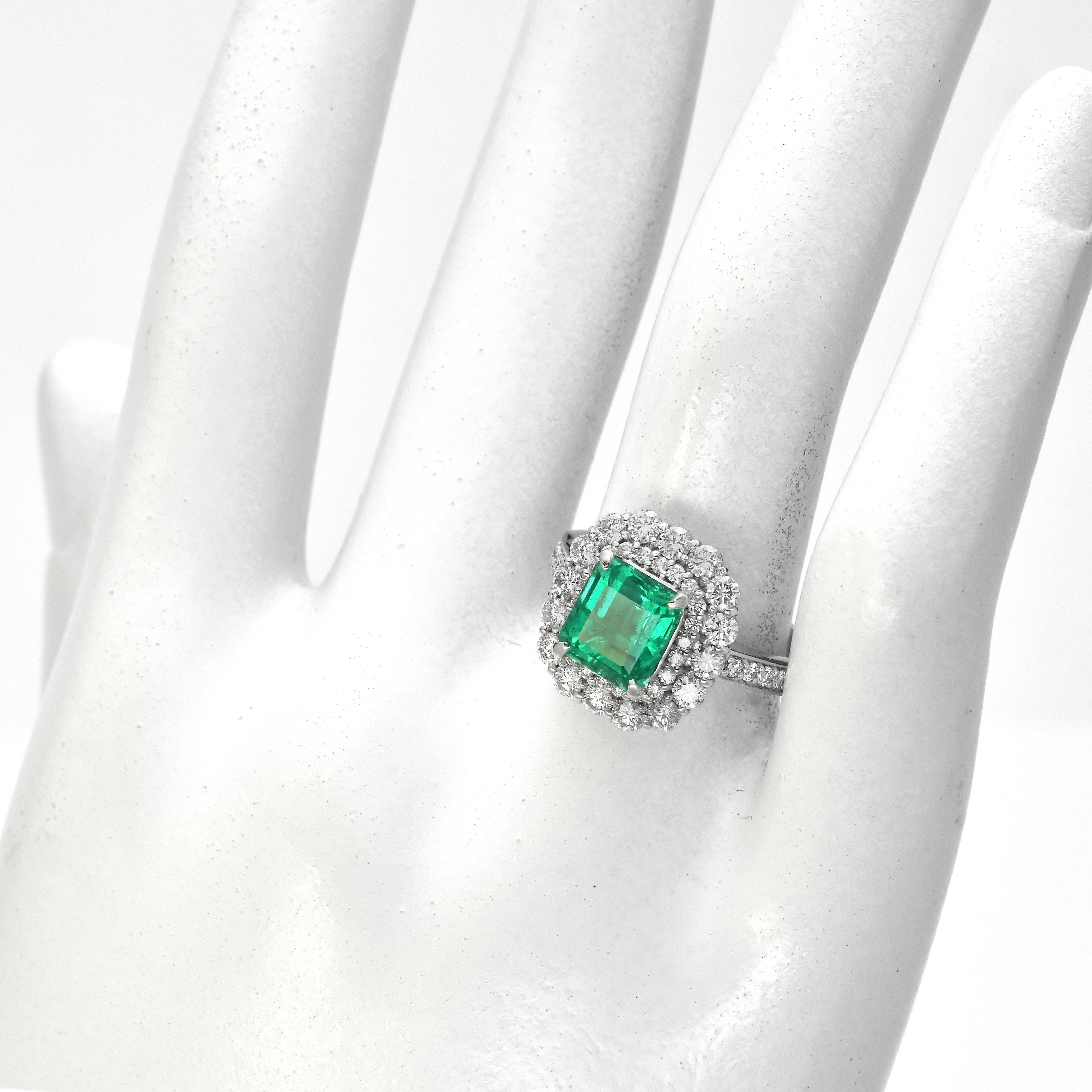 Esmeralda verde viva natural de 2,01 quilates y anillo de cóctel de diamantes en platino en Nuevo estado para la venta en Tokyo, JP