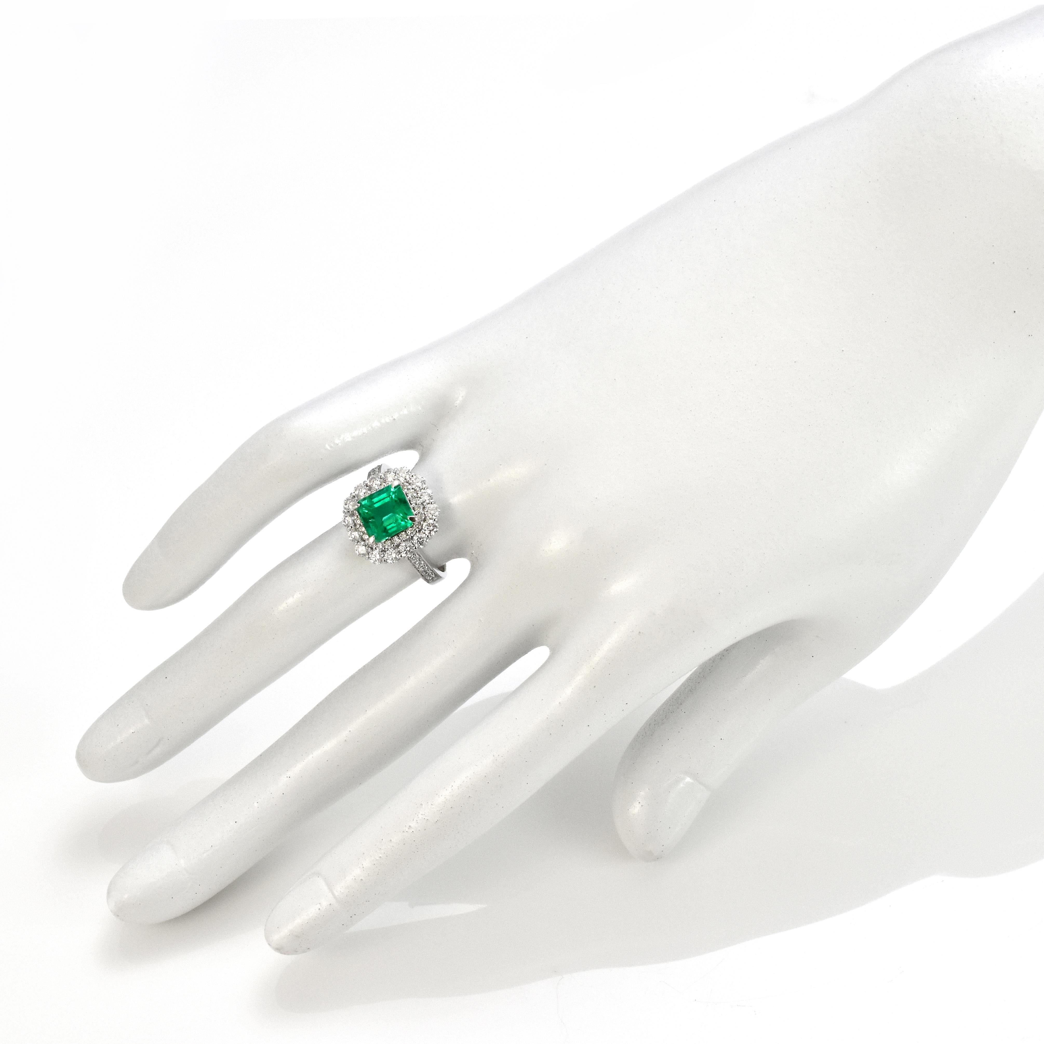 De las mujeres Esmeralda verde viva natural de 2,01 quilates y anillo de cóctel de diamantes en platino en venta