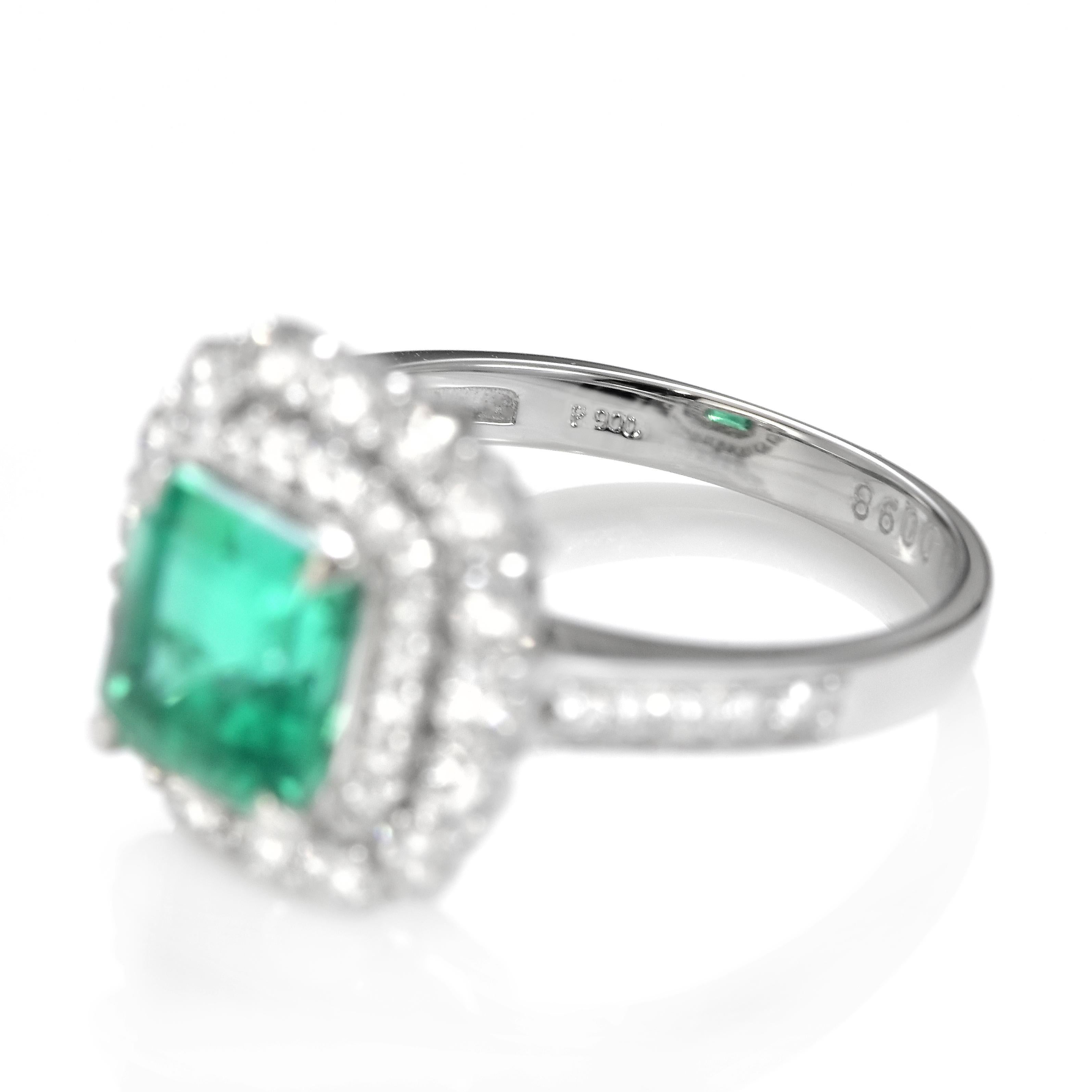 Esmeralda verde viva natural de 2,01 quilates y anillo de cóctel de diamantes en platino en venta 1