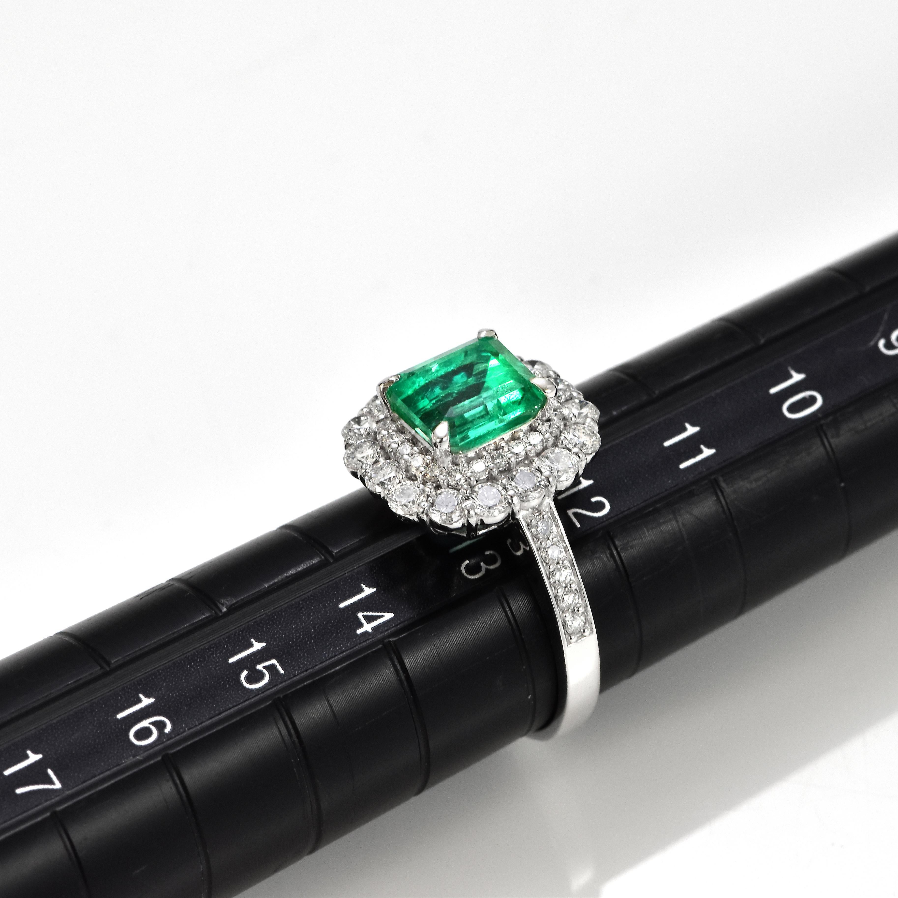 Esmeralda verde viva natural de 2,01 quilates y anillo de cóctel de diamantes en platino en venta 2