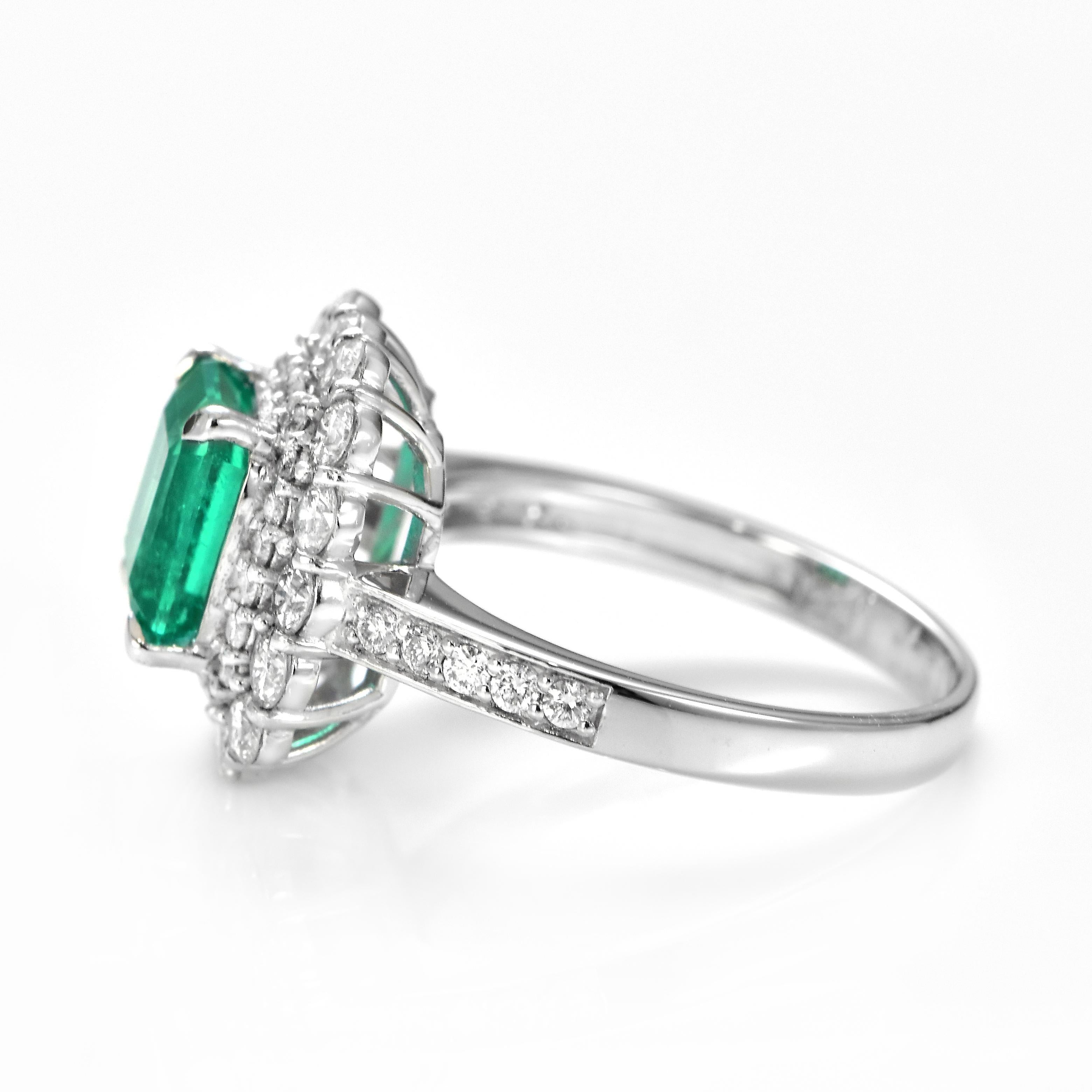 Esmeralda verde viva natural de 2,01 quilates y anillo de cóctel de diamantes en platino en venta 3