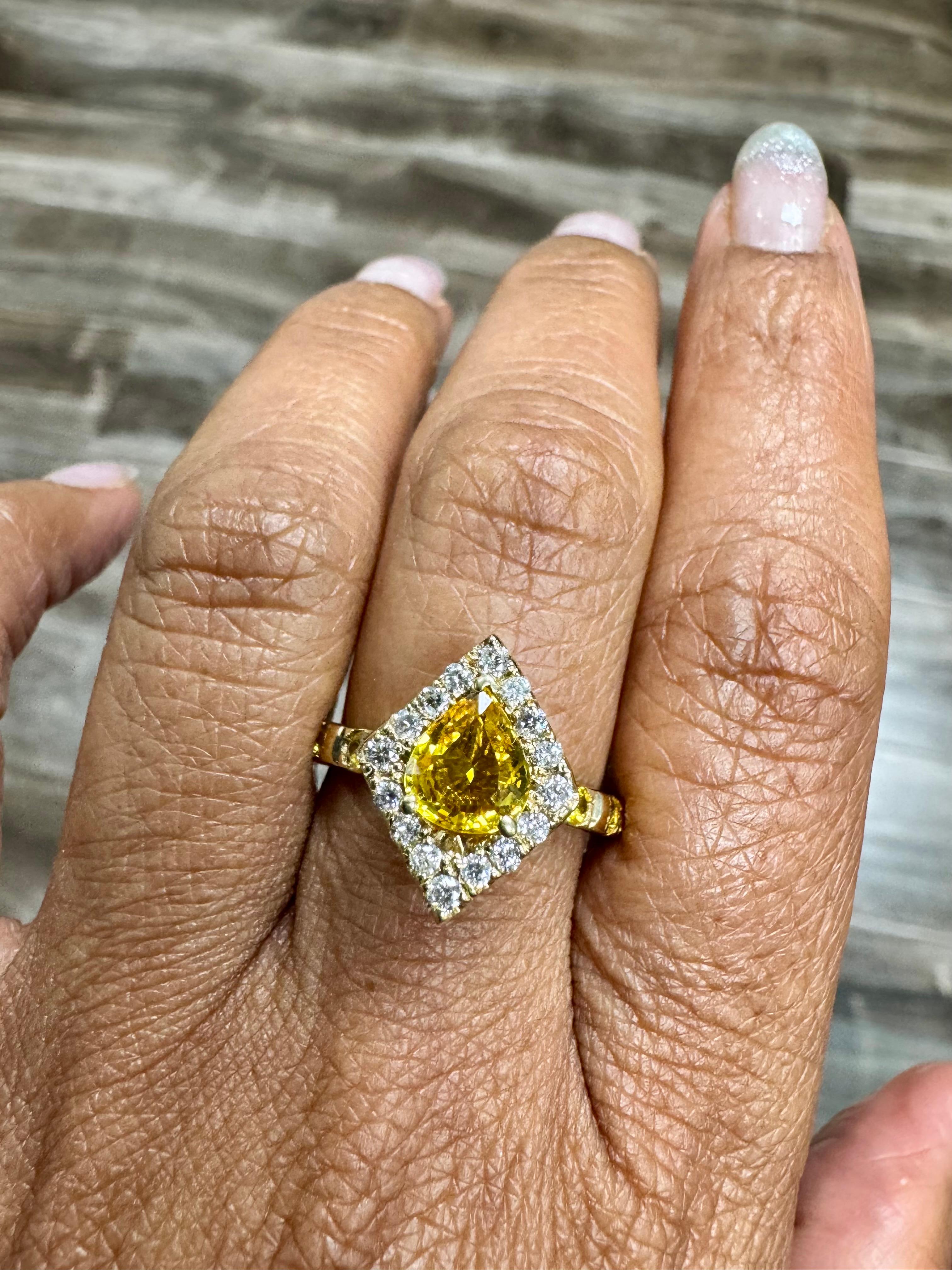 Bague en or jaune avec saphir jaune naturel et diamant naturel de 2,01 carats Pour femmes en vente