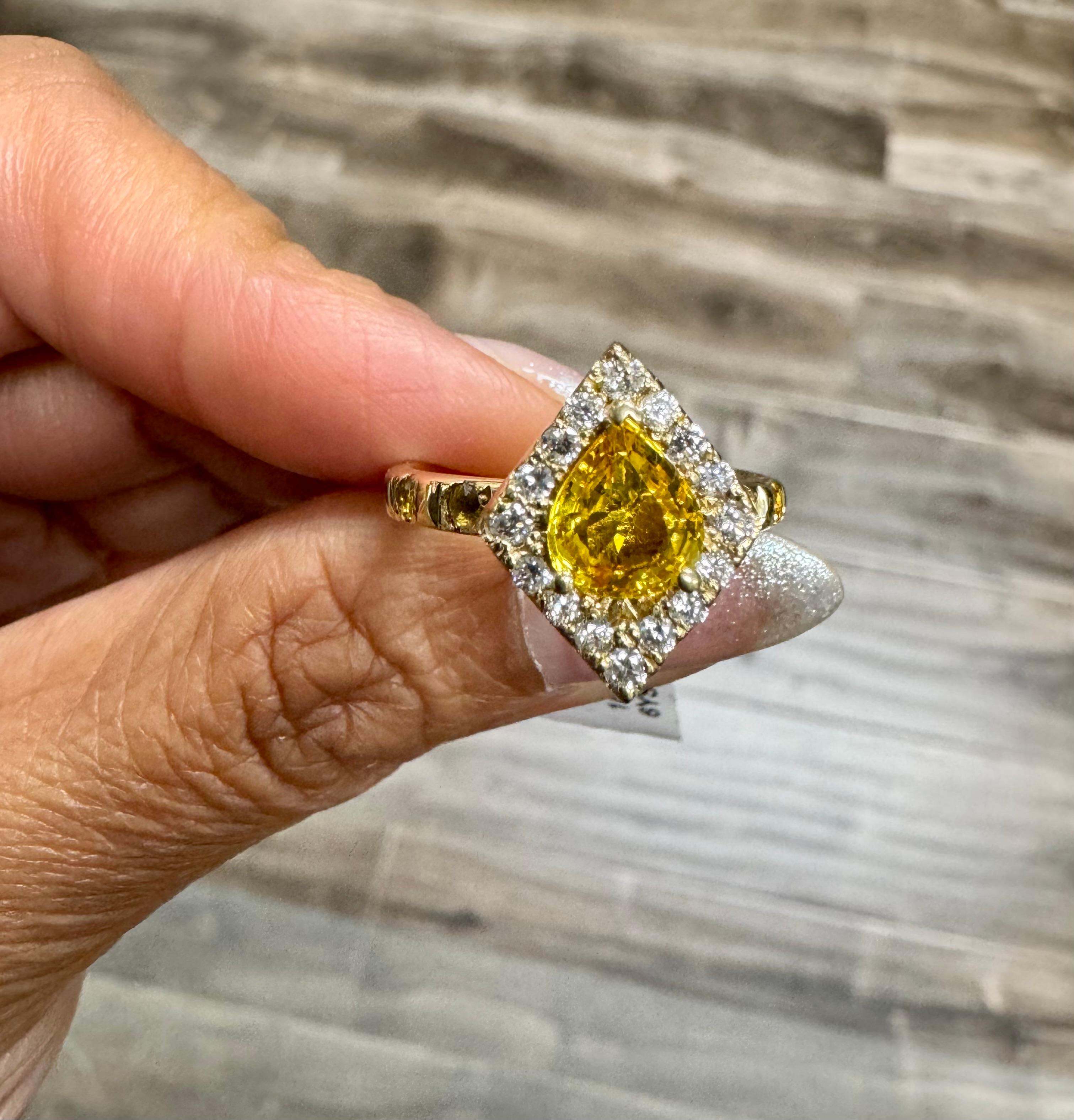 Bague en or jaune avec saphir jaune naturel et diamant naturel de 2,01 carats en vente 3