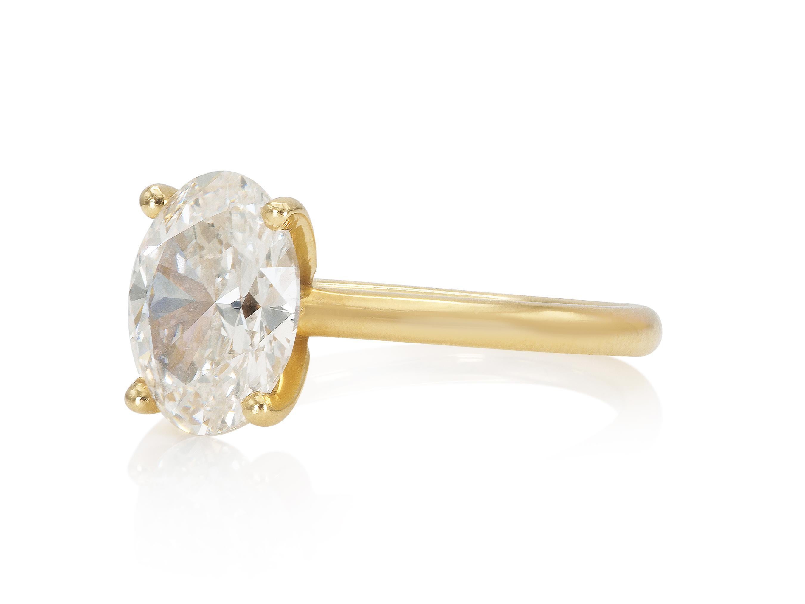 Finement réalisé en or jaune 18 carats avec un diamant de taille ovale certifié par le GIA pesant 2,01 carats, couleur H, pureté VS1, GIA #2434833361.
Taille 6 1/2, redimensionnable