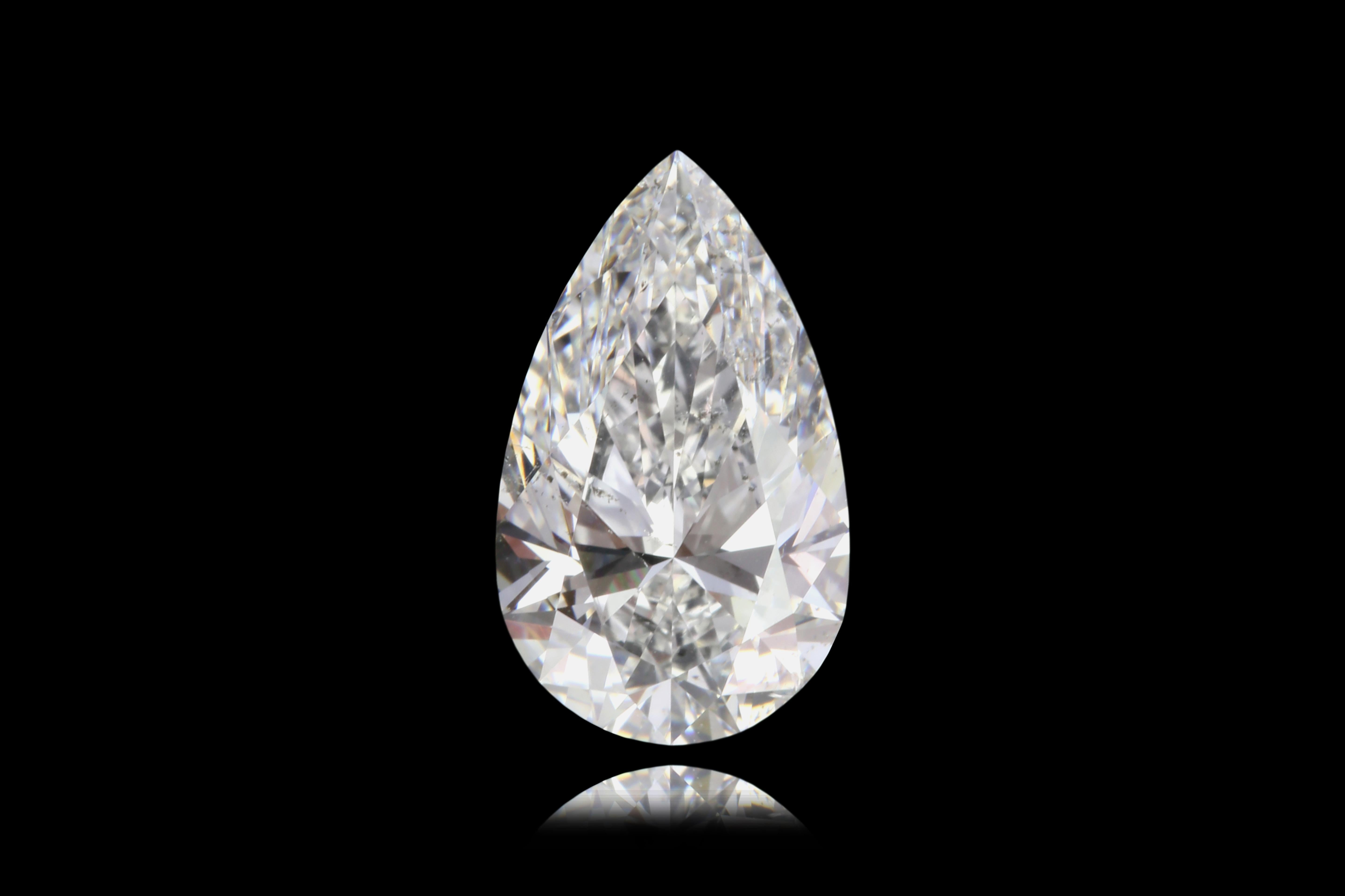 Équilibre frappant entre élégance et brillance, ce diamant poire brillant de 2,01 carats est l'expression intemporelle d'un luxe raffiné. Certifié par le GIA, ce diamant exceptionnel présente un grade de couleur D, le plus convoité et le plus rare