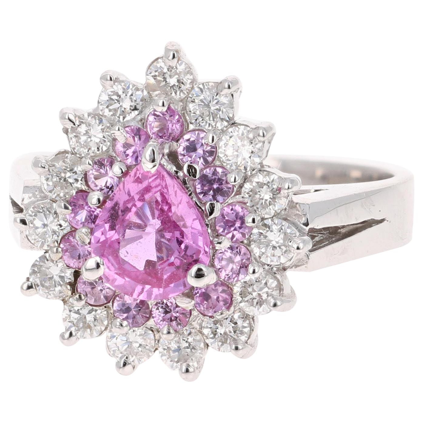 Atemberaubender Diamantring mit rosa Saphir! Kann der einzigartigste Verlobungs- oder Cocktailring sein! 

Die Mitte Pear Cut Pink Sapphire ist 0,91 Karat und ist von einem doppelten Halo umgeben. Einer der Halos hat 13 rosa Saphire mit einem