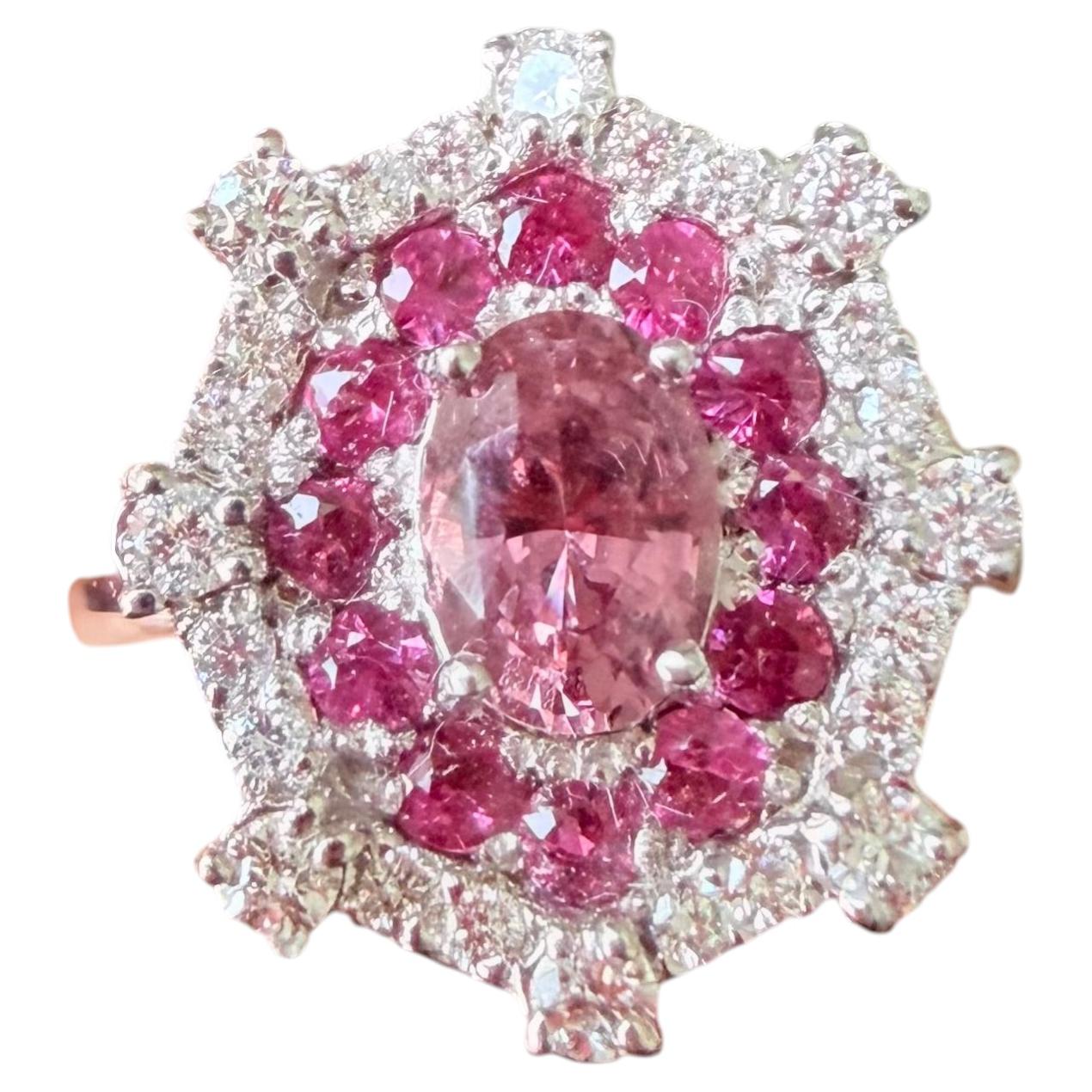 Anillo de Cóctel de Oro Blanco con Zafiro Rosa y Diamante de 2,01 Quilates