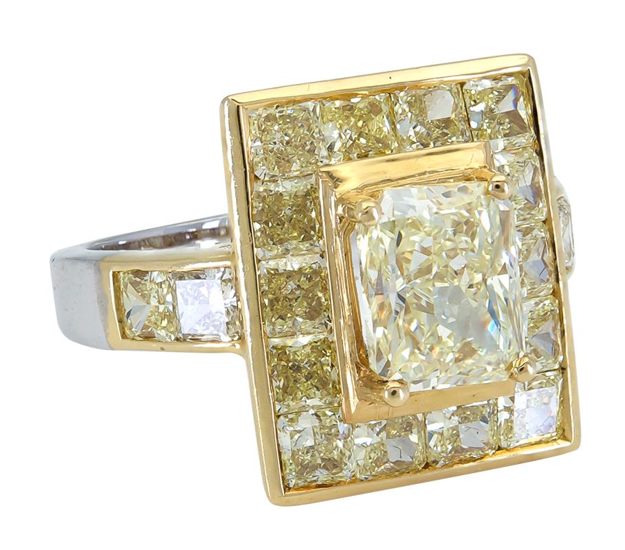 Moderno Anello di fidanzamento con diamante giallo aureolato da 2,01 carati con taglio radiante in vendita
