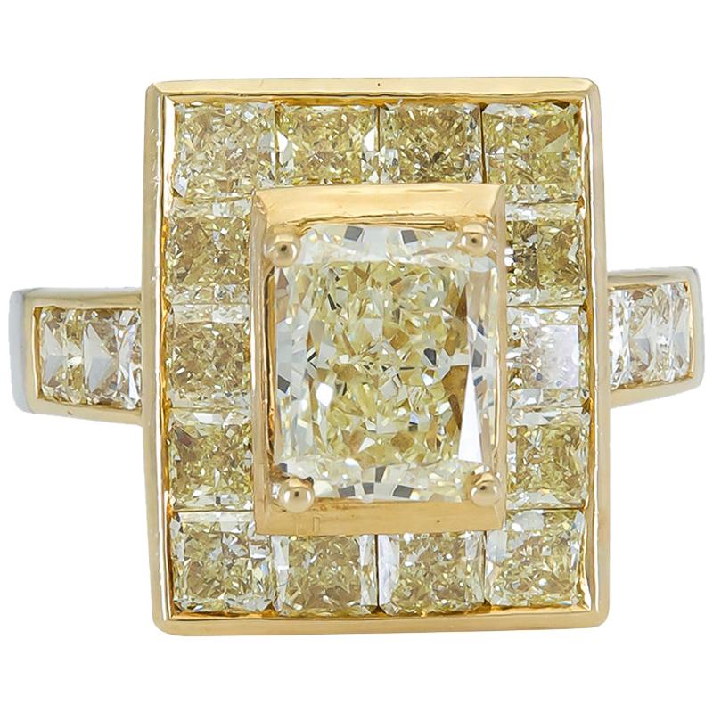 Bague de fiançailles avec halo de diamants jaunes taille radiant de 2,01 carats