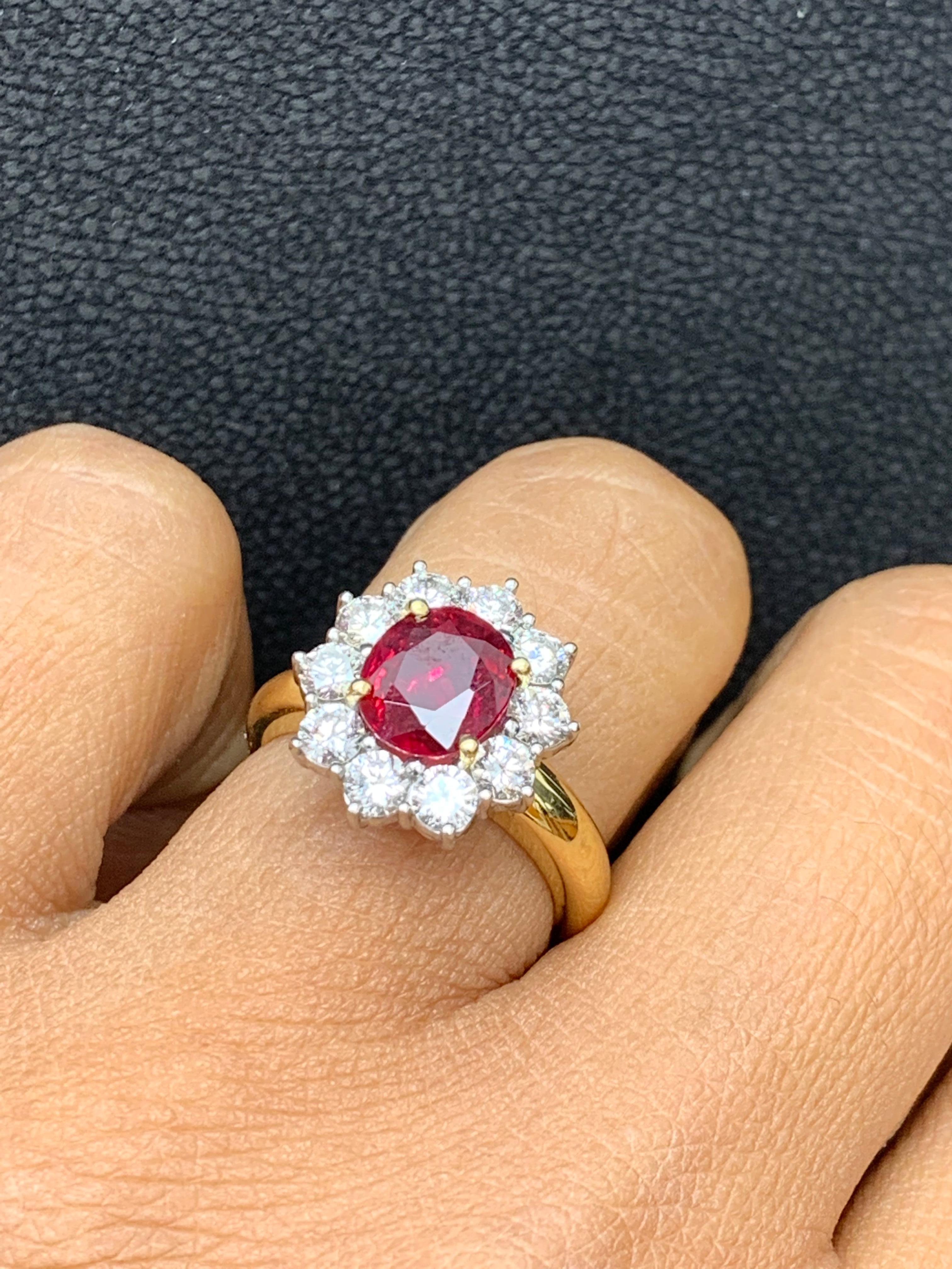 Cette bague présente 1,03 carat de diamants ronds de taille brillant entourant un luxuriant rubis rouge de taille ronde pesant 2,01 carat. La bague est fabriquée en  Or jaune et blanc 18Kmix. La taille de la bague est de 6.5 US