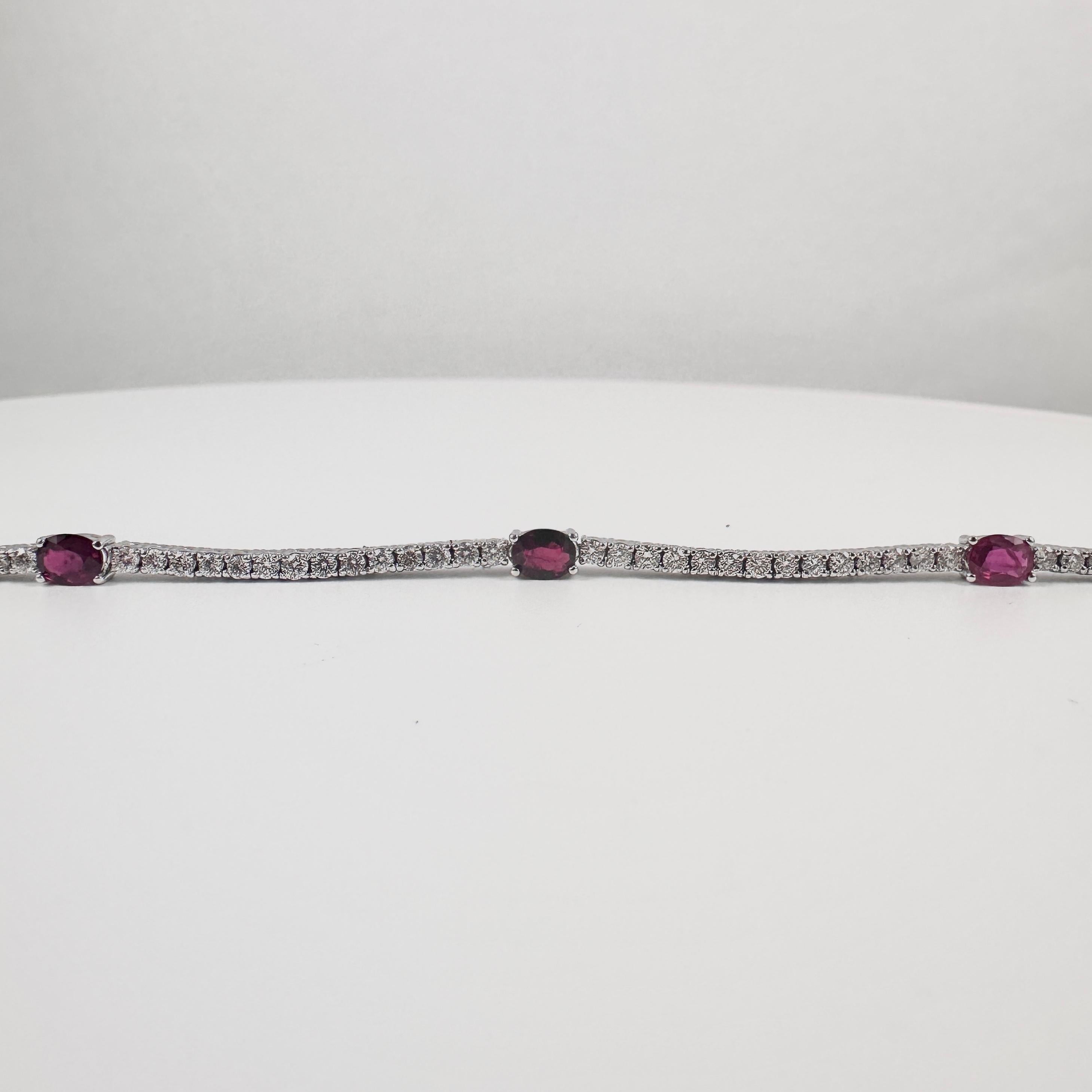 Una straordinaria fusione di scintille senza tempo e colori vivaci: questo braccialetto regolabile è realizzato in luminoso oro bianco 14 carati. Presenta 56 diamanti tondi taglio brillante (1,16 carati, colore GH, purezza SI), ognuno dei quali