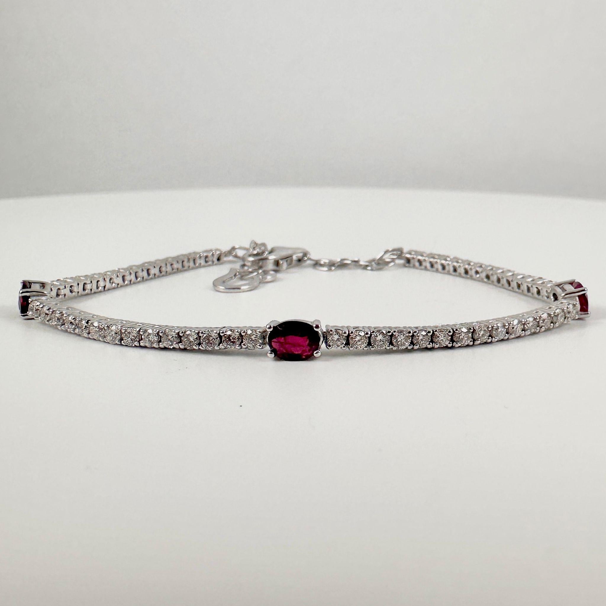Contemporaneo Bracciale regolabile con rubini e diamanti da 2,01 carati in oro bianco 14K in vendita
