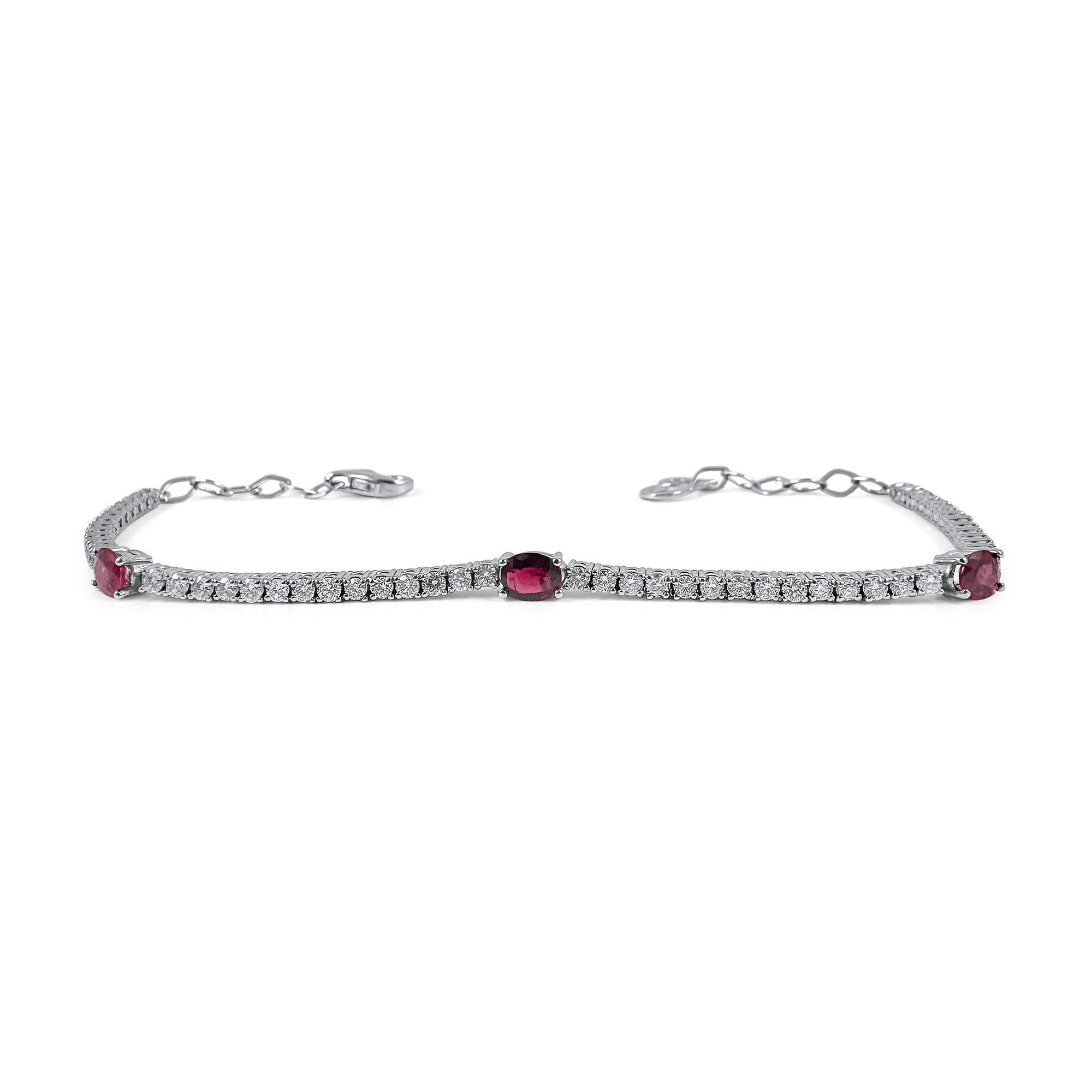 Taglio misto Bracciale regolabile con rubini e diamanti da 2,01 carati in oro bianco 14K in vendita