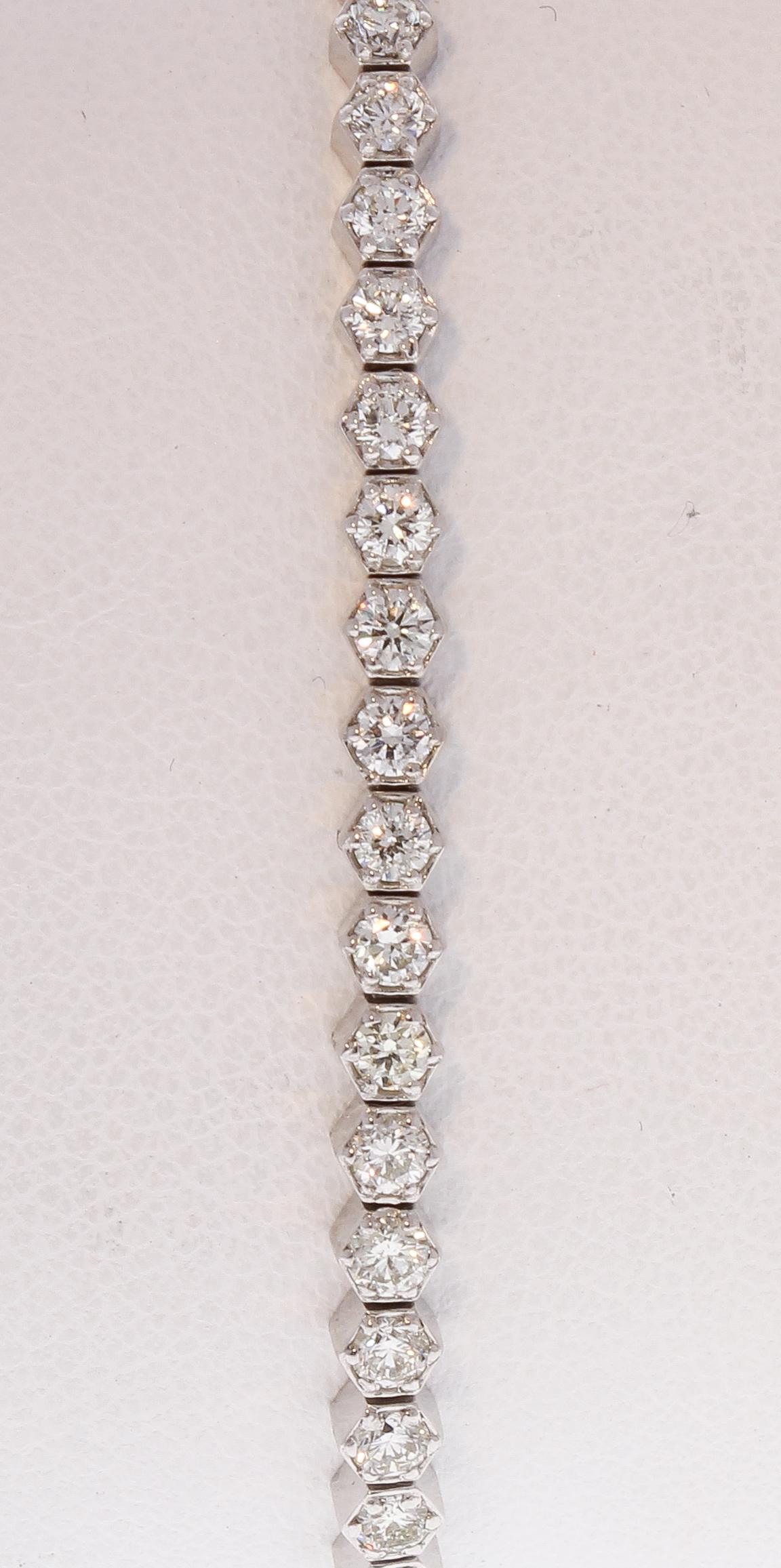 2.01 Carat Total Diamond Adjustable Bracelet in 18 Karat White Gold In New Condition In Chicago, IL