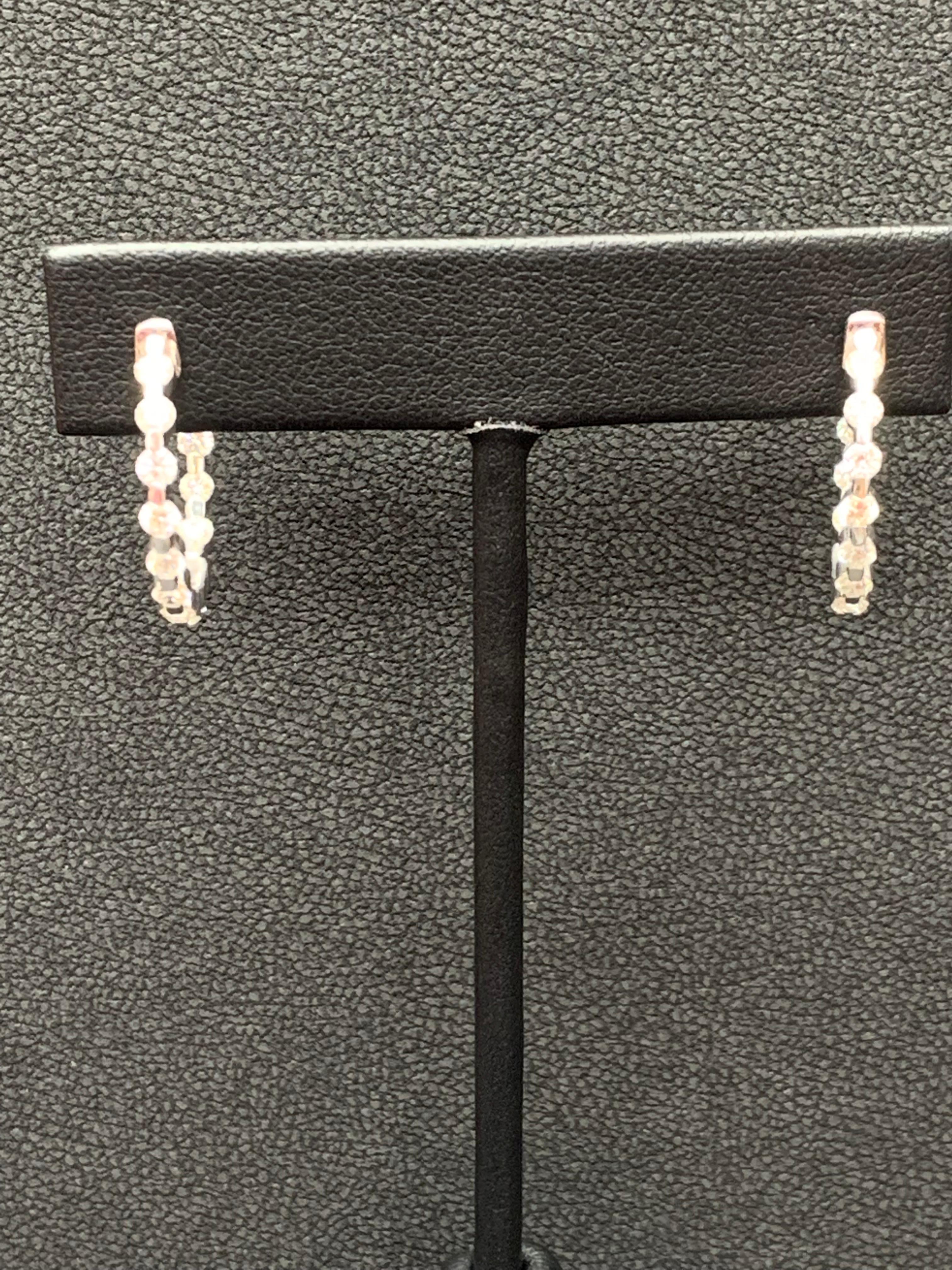 Orecchini a cerchio con diamante rotondo da 2,01 carati totali in oro bianco 14K In condizioni Nuovo in vendita a NEW YORK, NY