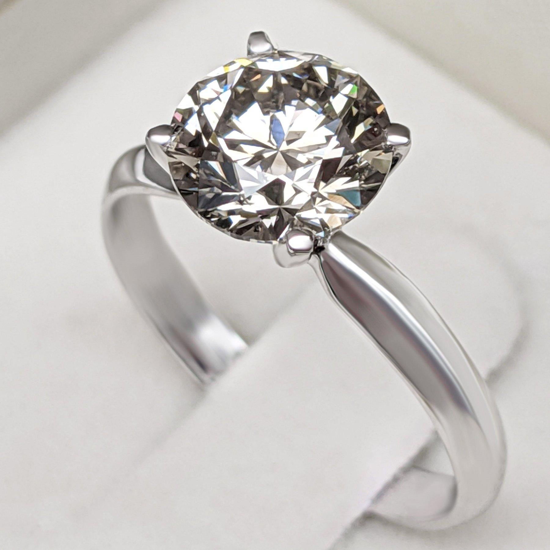 El anillo puede tallarse gratuitamente antes del envío.
Talla del anillo: 55 EU / 7 US

Piedra central:
___________
Diamante natural
Talla: Redondo brillante
Quilate: 2,01 quilate
Color: I
Claridad: VS2

El artículo se envía desde la Bolsa de