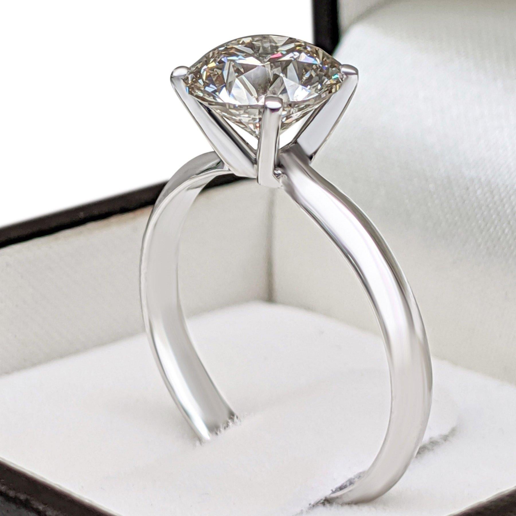 Art Deco 2.01 Carat VS Natural Diamond Solitaire - Round Brilliant - White Gold Ring For Sale