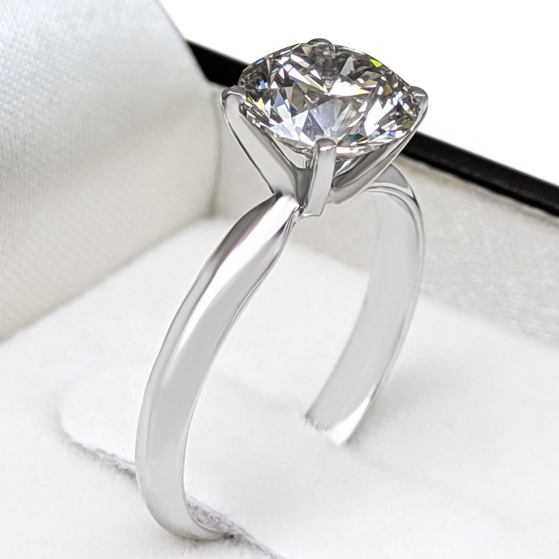 Women's 2.01 Carat VS Natural Diamond Solitaire - Round Brilliant - White Gold Ring For Sale