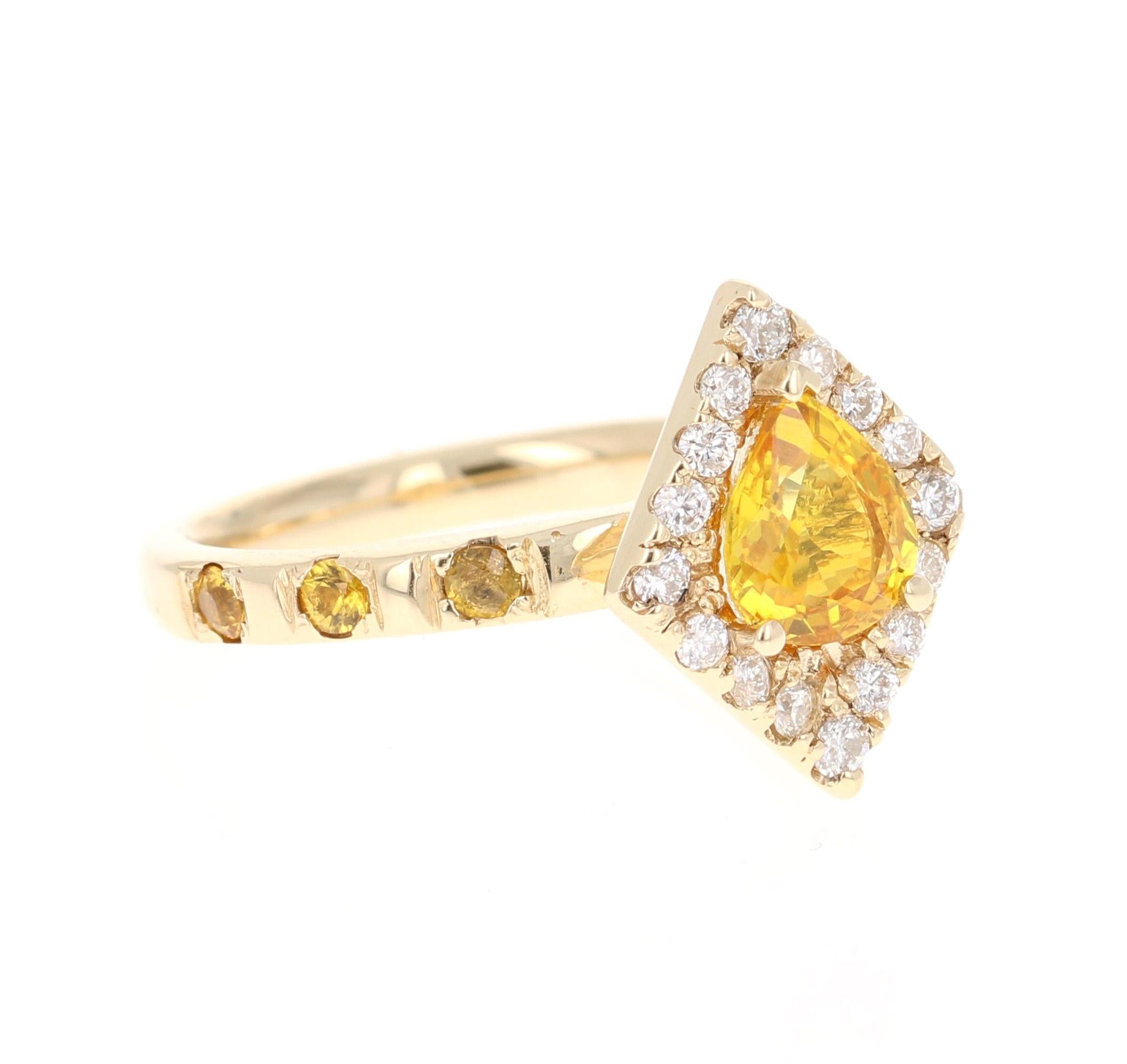Dieser schöne Ring hat einen gelben Saphir im Birnenschliff, der 1,34 Karat wiegt und hat auch 16 Diamanten im Rundschliff, die 0,32 Karat wiegen, ist es weiter mit 6 gelben Saphiren auf dem Schaft mit einem Gewicht von 0,35 Karat verschönert. Das