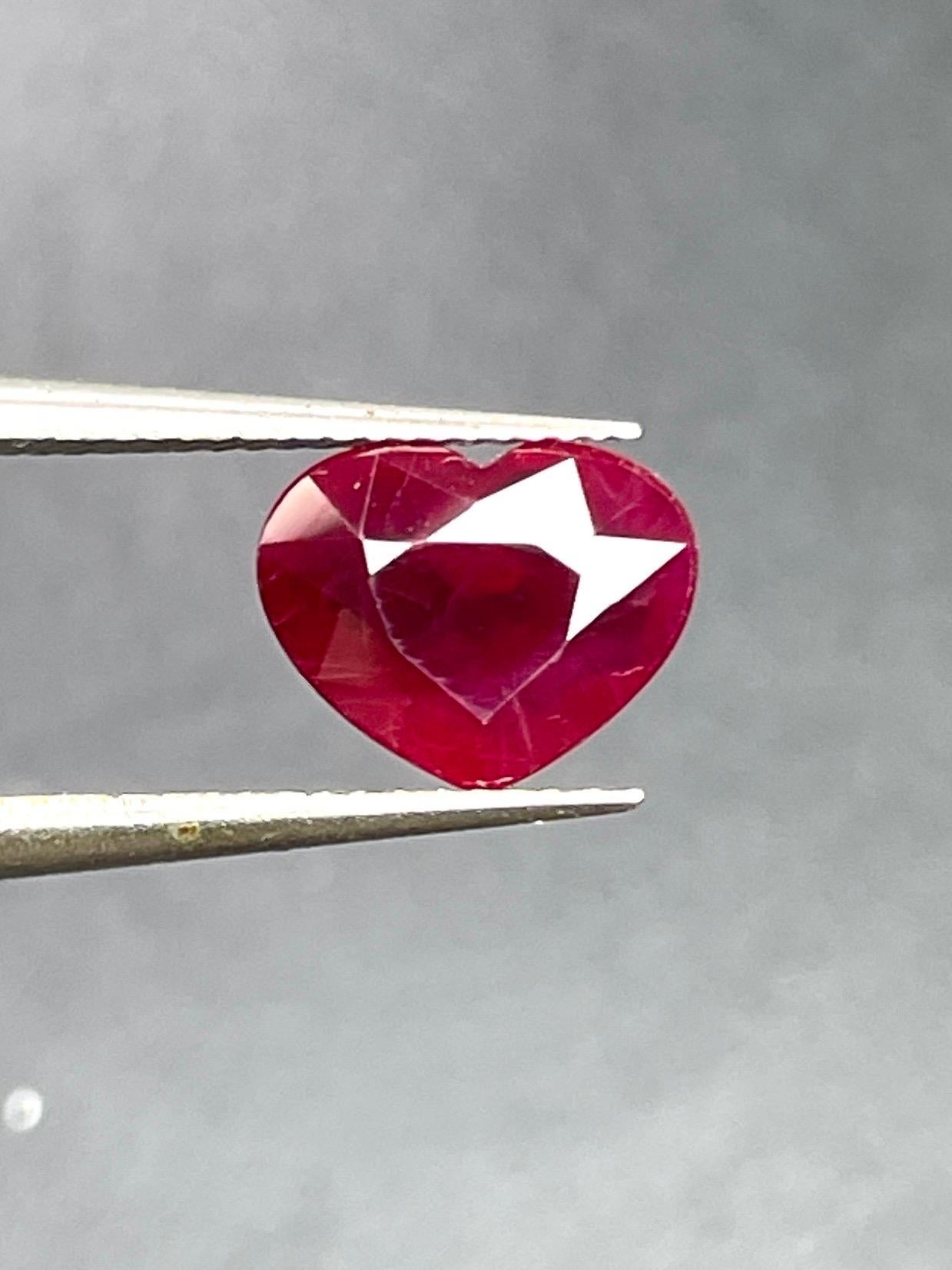 Taille cœur Couleur sang de pigeon en rubis naturel de Birmanie certifié AIGS de 2,01 ct en vente