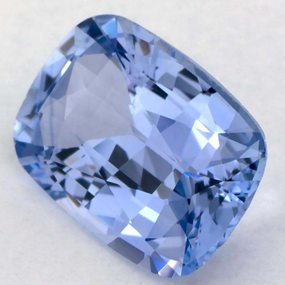 Questo zaffiro blu naturale offre eleganza e raffinatezza. Con la sua ricca saturazione del colore e il taglio preciso, è il centro perfetto per un anello di fidanzamento o un design di gioielli di lusso.

Questo zaffiro proviene dallo Sri Lanka