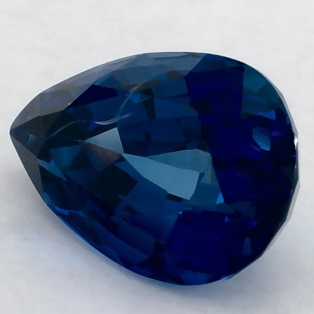 Questo zaffiro blu naturale offre eleganza e raffinatezza. Con la sua ricca saturazione del colore e il taglio preciso, è il centro perfetto per un anello di fidanzamento o per un design di gioielli di lusso.

Questo zaffiro proviene dallo Sri Lanka