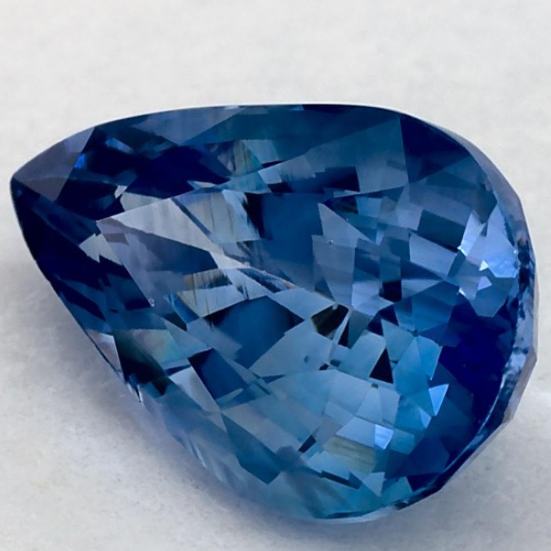 Questo zaffiro blu naturale offre eleganza e raffinatezza. Con la sua ricca saturazione del colore e il taglio preciso, è il centro perfetto per un anello di fidanzamento o per un design di gioielli di lusso.

Questo zaffiro proviene dallo Sri Lanka