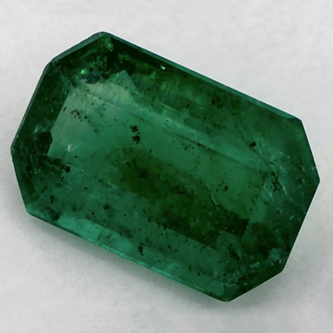 Con un vibrante tono verde, la piedra de nacimiento de mayo es un símbolo del renovado crecimiento primaveral. 

Explora la vibrante colección de esmeraldas, rubíes y zafiros de nuestra tienda, disponibles como gemas sueltas y combinadas con nuestra