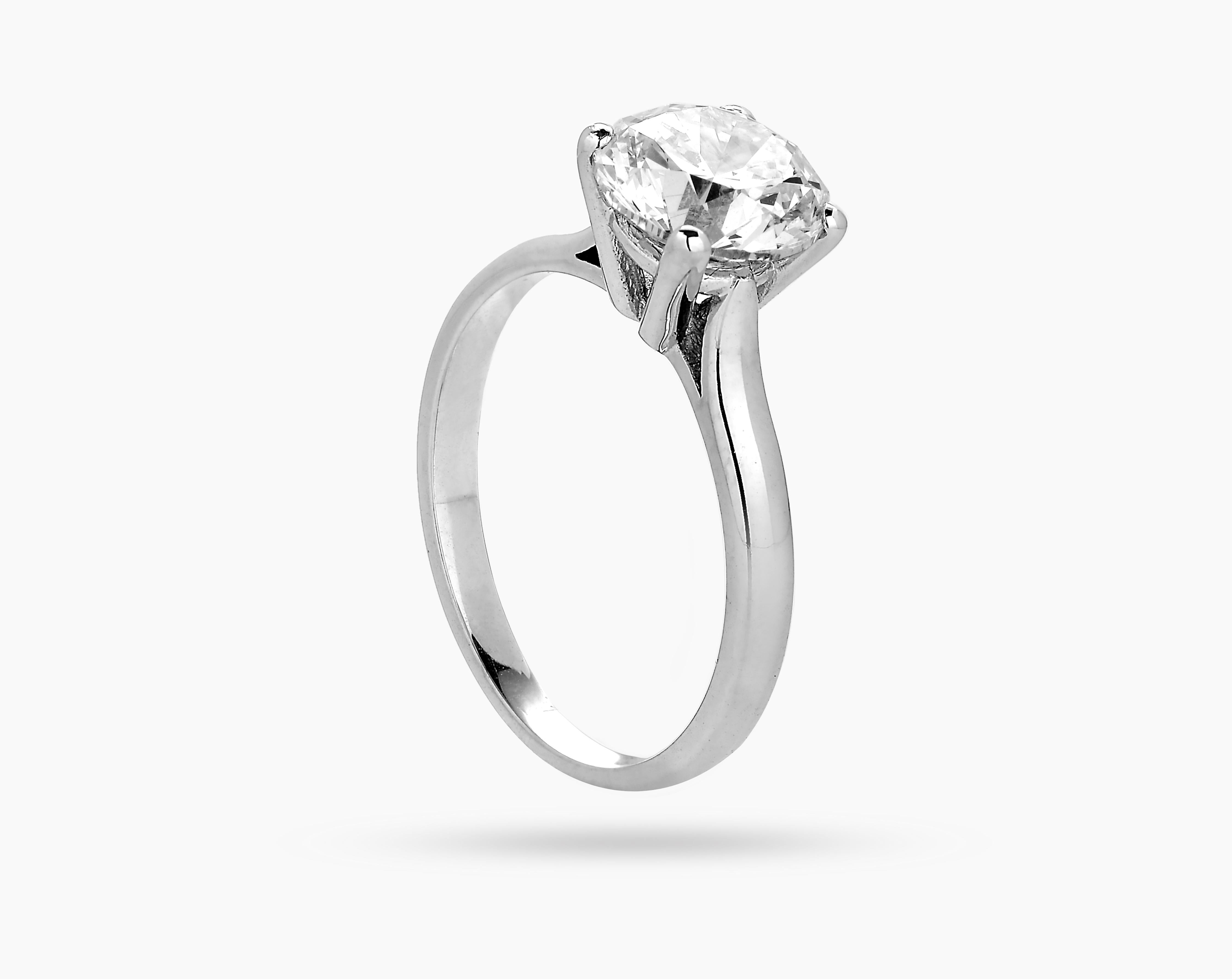 HRD (Antwerp diamond high council) certified 2.01 carat H-VS2 round diamond engagement ring. Round brilliant cut solitaire engagement ring with H color VS2 clarity center stone from CARON Fine jewellery.

A timeless classic is this engagement ring,
